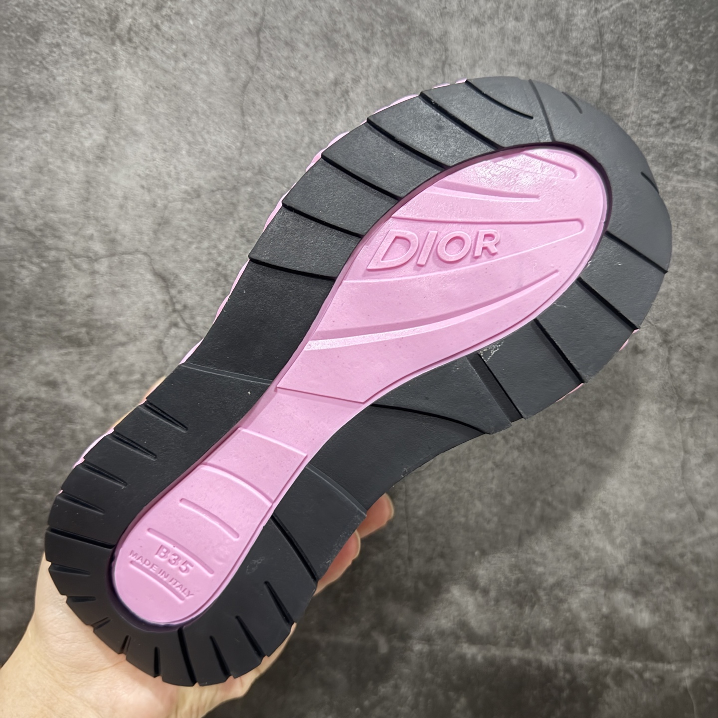 图片[9]-【广东顶级版】Dior x Kaws迪奥 联名款B35胶囊系列 镂空 网面 原版购入开发 做货 这款名为B35 NXT 的新款运动鞋，采用了 3D打印技术制成镂空式鞋底，鞋身部分则是十分契合当下审美的老爹鞋样式网面拼接与流畅线条布局，将复古千禧感与现代科技感浑然融为一体；且从当前已曝光的版本来看，这双新鞋款还提供了亮色系、暗色系，以及复古低饱和色系等不同风格配色方案选择，在不同风格造型中都有着十分不俗的兼容性。将前沿科技与复古审美相结合的鞋履新作 配送专柜精美包装🛍📦 ▪面料： 原版定制进口网面+科技面料 ▪内里：定制进口透气网里 ▪鞋底：原版开模防滑橡胶材质 ▪底厚：6CM ▪尺码： 35-40-选品中心