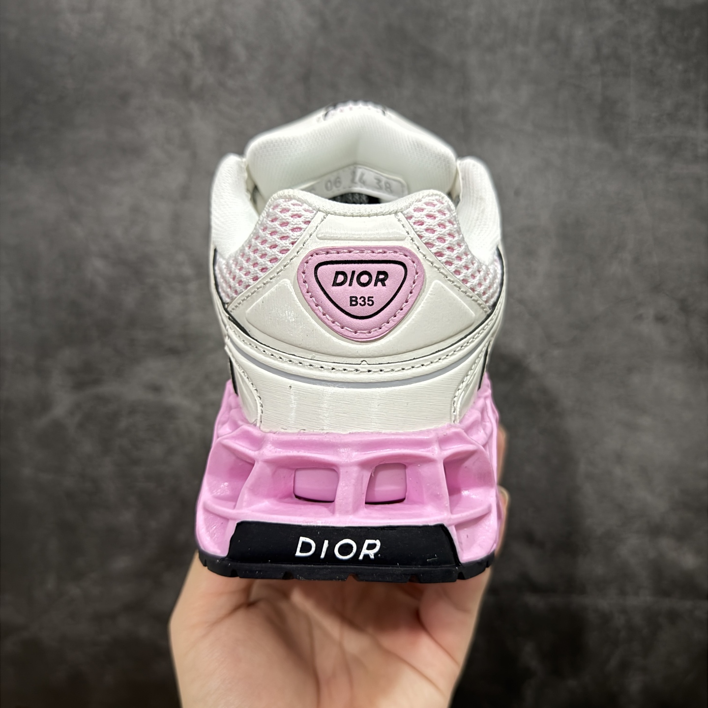 图片[4]-【广东顶级版】Dior x Kaws迪奥 联名款B35胶囊系列 镂空 网面 原版购入开发 做货 这款名为B35 NXT 的新款运动鞋，采用了 3D打印技术制成镂空式鞋底，鞋身部分则是十分契合当下审美的老爹鞋样式网面拼接与流畅线条布局，将复古千禧感与现代科技感浑然融为一体；且从当前已曝光的版本来看，这双新鞋款还提供了亮色系、暗色系，以及复古低饱和色系等不同风格配色方案选择，在不同风格造型中都有着十分不俗的兼容性。将前沿科技与复古审美相结合的鞋履新作 配送专柜精美包装🛍📦 ▪面料： 原版定制进口网面+科技面料 ▪内里：定制进口透气网里 ▪鞋底：原版开模防滑橡胶材质 ▪底厚：6CM ▪尺码： 35-40-选品中心