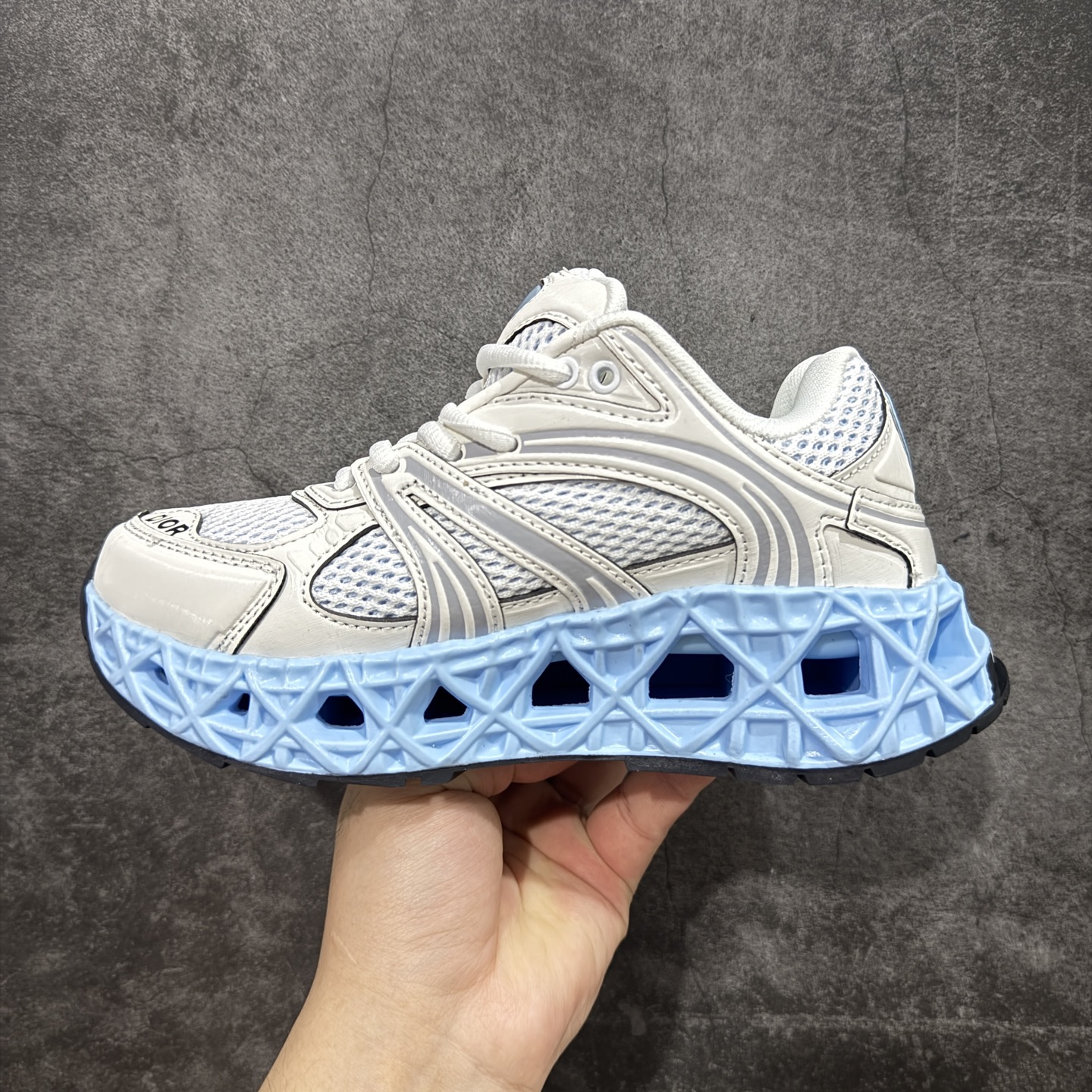 图片[2]-【广东顶级版】Dior x Kaws迪奥 联名款B35胶囊系列 镂空 网面 原版购入开发 做货 这款名为B35 NXT 的新款运动鞋，采用了 3D打印技术制成镂空式鞋底，鞋身部分则是十分契合当下审美的老爹鞋样式网面拼接与流畅线条布局，将复古千禧感与现代科技感浑然融为一体；且从当前已曝光的版本来看，这双新鞋款还提供了亮色系、暗色系，以及复古低饱和色系等不同风格配色方案选择，在不同风格造型中都有着十分不俗的兼容性。将前沿科技与复古审美相结合的鞋履新作 配送专柜精美包装🛍📦 ▪面料： 原版定制进口网面+科技面料 ▪内里：定制进口透气网里 ▪鞋底：原版开模防滑橡胶材质 ▪底厚：6CM ▪尺码： 35-40-选品中心