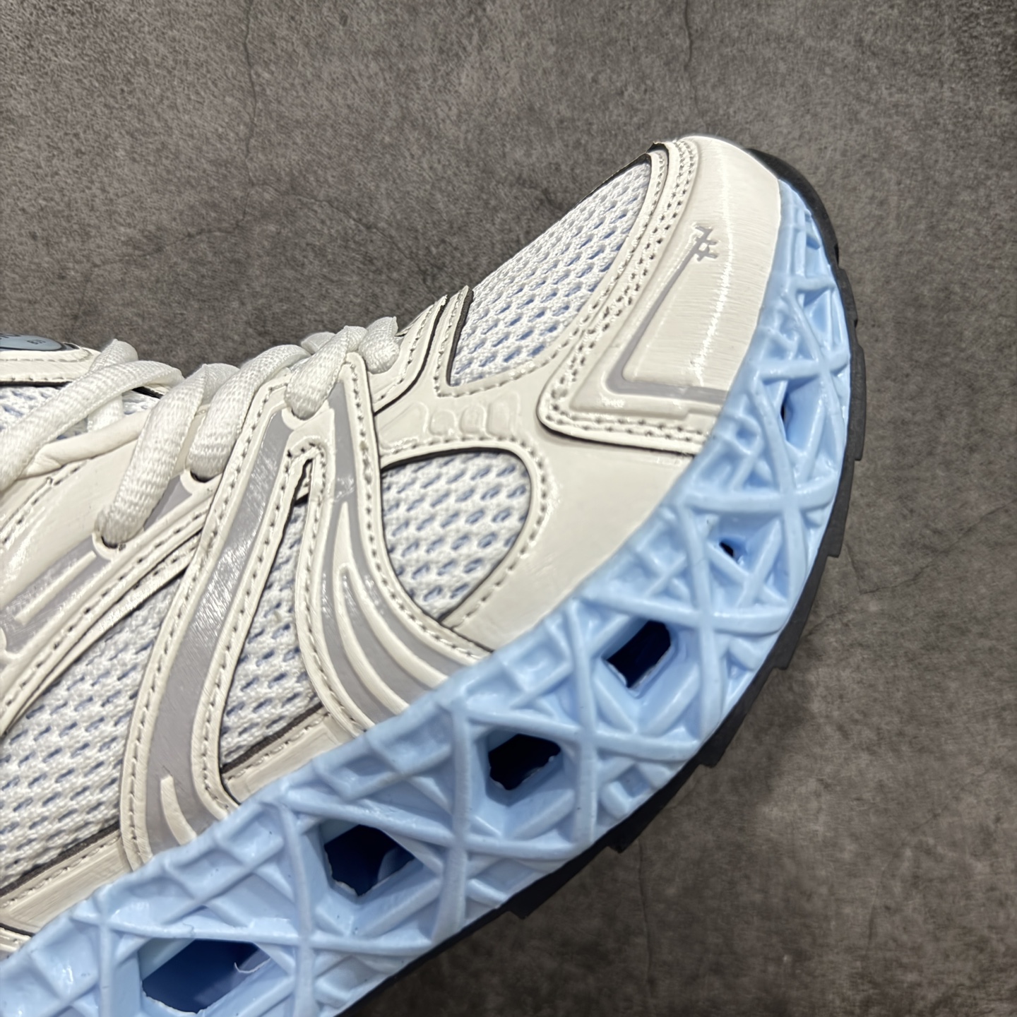 图片[6]-【广东顶级版】Dior x Kaws迪奥 联名款B35胶囊系列 镂空 网面 原版购入开发 做货 这款名为B35 NXT 的新款运动鞋，采用了 3D打印技术制成镂空式鞋底，鞋身部分则是十分契合当下审美的老爹鞋样式网面拼接与流畅线条布局，将复古千禧感与现代科技感浑然融为一体；且从当前已曝光的版本来看，这双新鞋款还提供了亮色系、暗色系，以及复古低饱和色系等不同风格配色方案选择，在不同风格造型中都有着十分不俗的兼容性。将前沿科技与复古审美相结合的鞋履新作 配送专柜精美包装🛍📦 ▪面料： 原版定制进口网面+科技面料 ▪内里：定制进口透气网里 ▪鞋底：原版开模防滑橡胶材质 ▪底厚：6CM ▪尺码： 35-40-选品中心