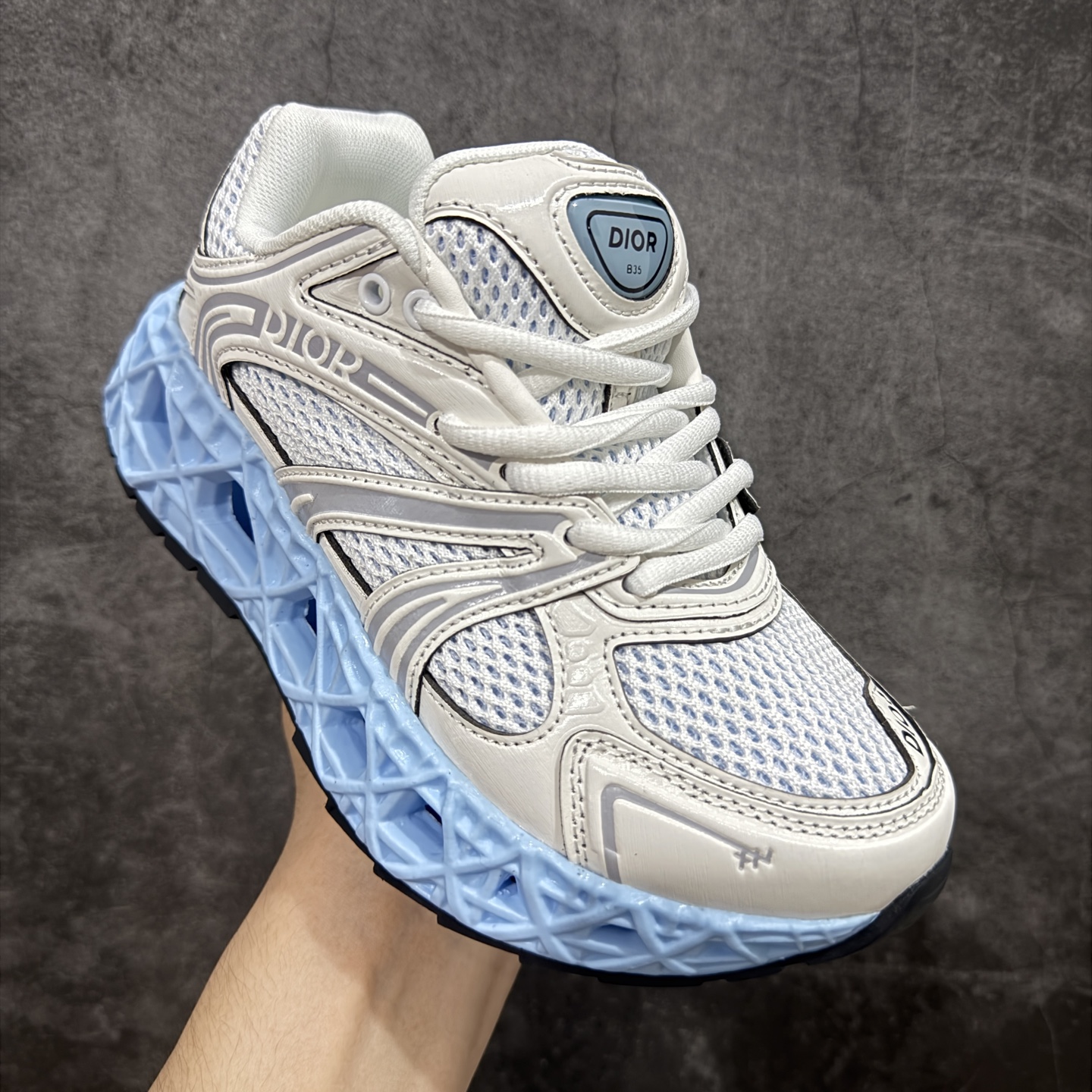 图片[3]-【广东顶级版】Dior x Kaws迪奥 联名款B35胶囊系列 镂空 网面 原版购入开发 做货 这款名为B35 NXT 的新款运动鞋，采用了 3D打印技术制成镂空式鞋底，鞋身部分则是十分契合当下审美的老爹鞋样式网面拼接与流畅线条布局，将复古千禧感与现代科技感浑然融为一体；且从当前已曝光的版本来看，这双新鞋款还提供了亮色系、暗色系，以及复古低饱和色系等不同风格配色方案选择，在不同风格造型中都有着十分不俗的兼容性。将前沿科技与复古审美相结合的鞋履新作 配送专柜精美包装🛍📦 ▪面料： 原版定制进口网面+科技面料 ▪内里：定制进口透气网里 ▪鞋底：原版开模防滑橡胶材质 ▪底厚：6CM ▪尺码： 35-40-选品中心