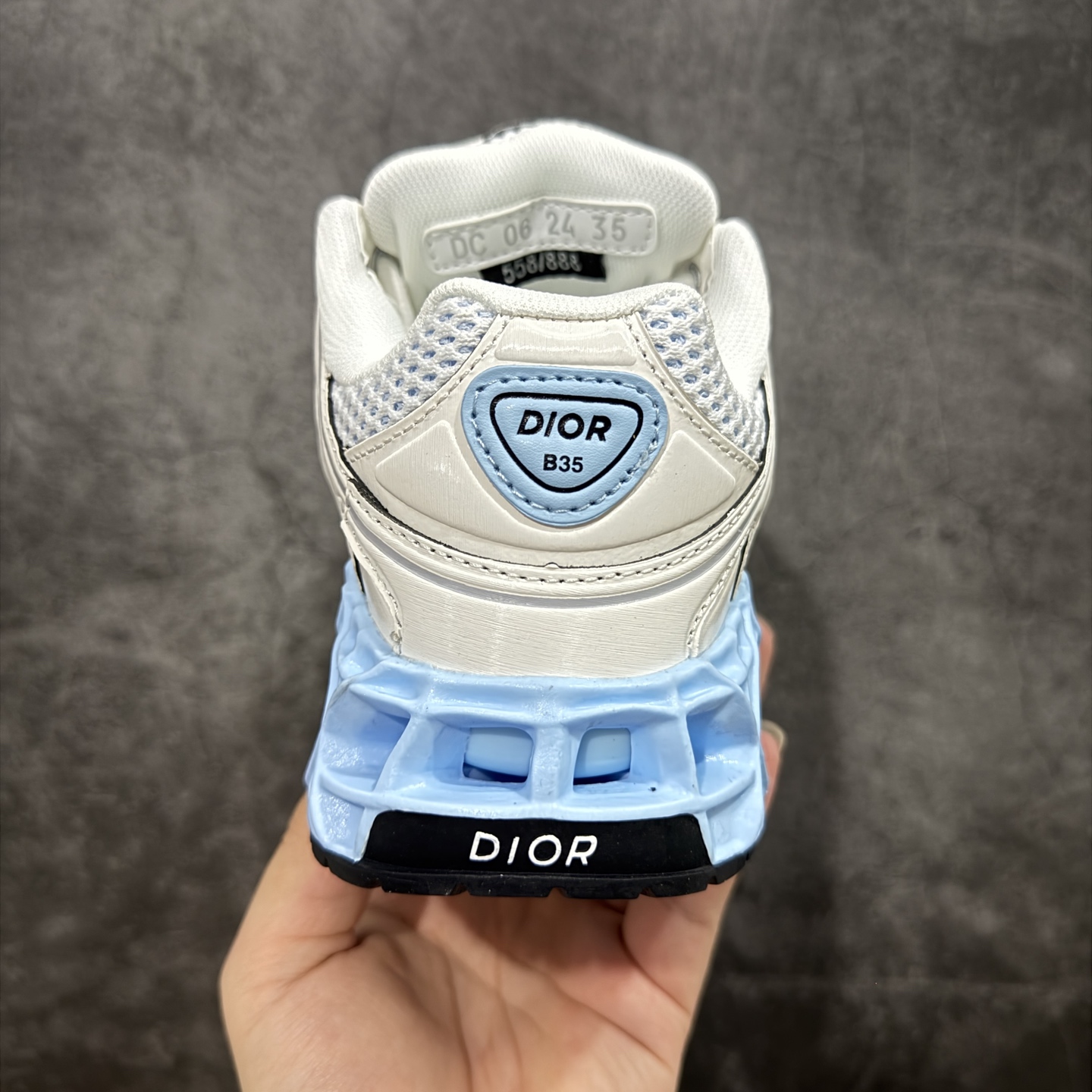 图片[4]-【广东顶级版】Dior x Kaws迪奥 联名款B35胶囊系列 镂空 网面 原版购入开发 做货 这款名为B35 NXT 的新款运动鞋，采用了 3D打印技术制成镂空式鞋底，鞋身部分则是十分契合当下审美的老爹鞋样式网面拼接与流畅线条布局，将复古千禧感与现代科技感浑然融为一体；且从当前已曝光的版本来看，这双新鞋款还提供了亮色系、暗色系，以及复古低饱和色系等不同风格配色方案选择，在不同风格造型中都有着十分不俗的兼容性。将前沿科技与复古审美相结合的鞋履新作 配送专柜精美包装🛍📦 ▪面料： 原版定制进口网面+科技面料 ▪内里：定制进口透气网里 ▪鞋底：原版开模防滑橡胶材质 ▪底厚：6CM ▪尺码： 35-40-选品中心