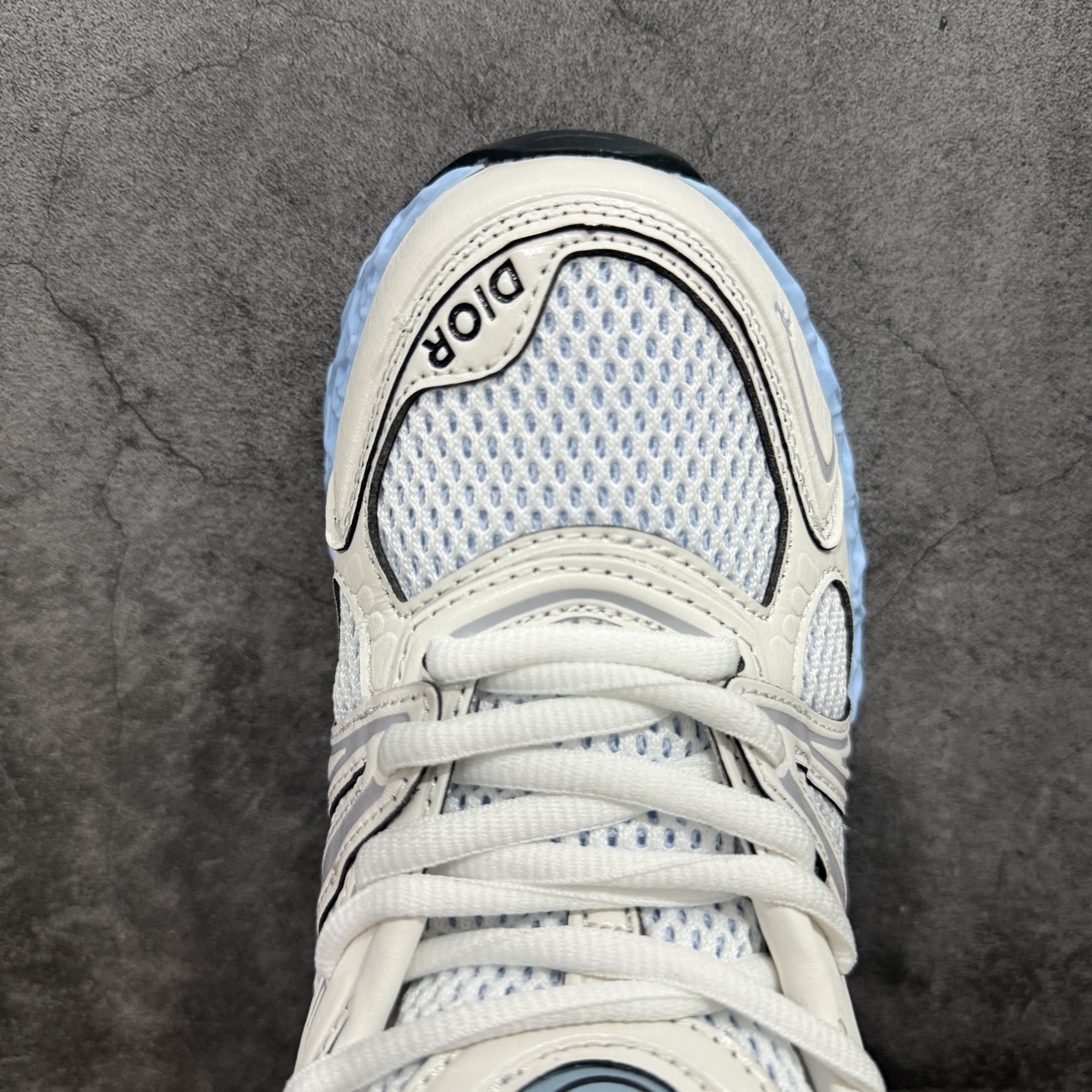 图片[5]-【广东顶级版】Dior x Kaws迪奥 联名款B35胶囊系列 镂空 网面 原版购入开发 做货 这款名为B35 NXT 的新款运动鞋，采用了 3D打印技术制成镂空式鞋底，鞋身部分则是十分契合当下审美的老爹鞋样式网面拼接与流畅线条布局，将复古千禧感与现代科技感浑然融为一体；且从当前已曝光的版本来看，这双新鞋款还提供了亮色系、暗色系，以及复古低饱和色系等不同风格配色方案选择，在不同风格造型中都有着十分不俗的兼容性。将前沿科技与复古审美相结合的鞋履新作 配送专柜精美包装🛍📦 ▪面料： 原版定制进口网面+科技面料 ▪内里：定制进口透气网里 ▪鞋底：原版开模防滑橡胶材质 ▪底厚：6CM ▪尺码： 35-40-选品中心