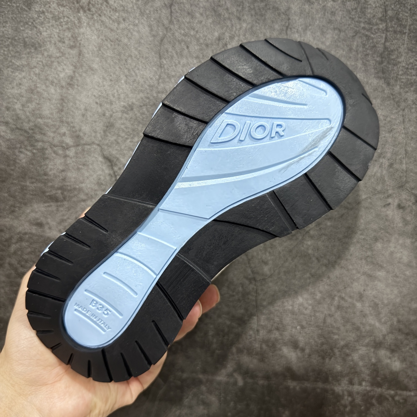 图片[9]-【广东顶级版】Dior x Kaws迪奥 联名款B35胶囊系列 镂空 网面 原版购入开发 做货 这款名为B35 NXT 的新款运动鞋，采用了 3D打印技术制成镂空式鞋底，鞋身部分则是十分契合当下审美的老爹鞋样式网面拼接与流畅线条布局，将复古千禧感与现代科技感浑然融为一体；且从当前已曝光的版本来看，这双新鞋款还提供了亮色系、暗色系，以及复古低饱和色系等不同风格配色方案选择，在不同风格造型中都有着十分不俗的兼容性。将前沿科技与复古审美相结合的鞋履新作 配送专柜精美包装🛍📦 ▪面料： 原版定制进口网面+科技面料 ▪内里：定制进口透气网里 ▪鞋底：原版开模防滑橡胶材质 ▪底厚：6CM ▪尺码： 35-40-选品中心