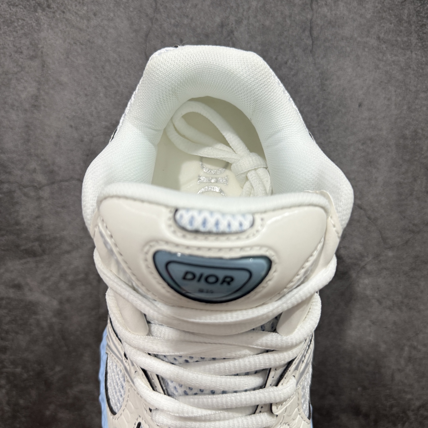 图片[8]-【广东顶级版】Dior x Kaws迪奥 联名款B35胶囊系列 镂空 网面 原版购入开发 做货 这款名为B35 NXT 的新款运动鞋，采用了 3D打印技术制成镂空式鞋底，鞋身部分则是十分契合当下审美的老爹鞋样式网面拼接与流畅线条布局，将复古千禧感与现代科技感浑然融为一体；且从当前已曝光的版本来看，这双新鞋款还提供了亮色系、暗色系，以及复古低饱和色系等不同风格配色方案选择，在不同风格造型中都有着十分不俗的兼容性。将前沿科技与复古审美相结合的鞋履新作 配送专柜精美包装🛍📦 ▪面料： 原版定制进口网面+科技面料 ▪内里：定制进口透气网里 ▪鞋底：原版开模防滑橡胶材质 ▪底厚：6CM ▪尺码： 35-40-选品中心