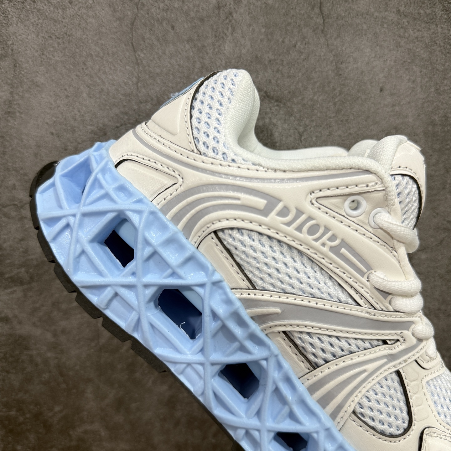 图片[7]-【广东顶级版】Dior x Kaws迪奥 联名款B35胶囊系列 镂空 网面 原版购入开发 做货 这款名为B35 NXT 的新款运动鞋，采用了 3D打印技术制成镂空式鞋底，鞋身部分则是十分契合当下审美的老爹鞋样式网面拼接与流畅线条布局，将复古千禧感与现代科技感浑然融为一体；且从当前已曝光的版本来看，这双新鞋款还提供了亮色系、暗色系，以及复古低饱和色系等不同风格配色方案选择，在不同风格造型中都有着十分不俗的兼容性。将前沿科技与复古审美相结合的鞋履新作 配送专柜精美包装🛍📦 ▪面料： 原版定制进口网面+科技面料 ▪内里：定制进口透气网里 ▪鞋底：原版开模防滑橡胶材质 ▪底厚：6CM ▪尺码： 35-40-选品中心