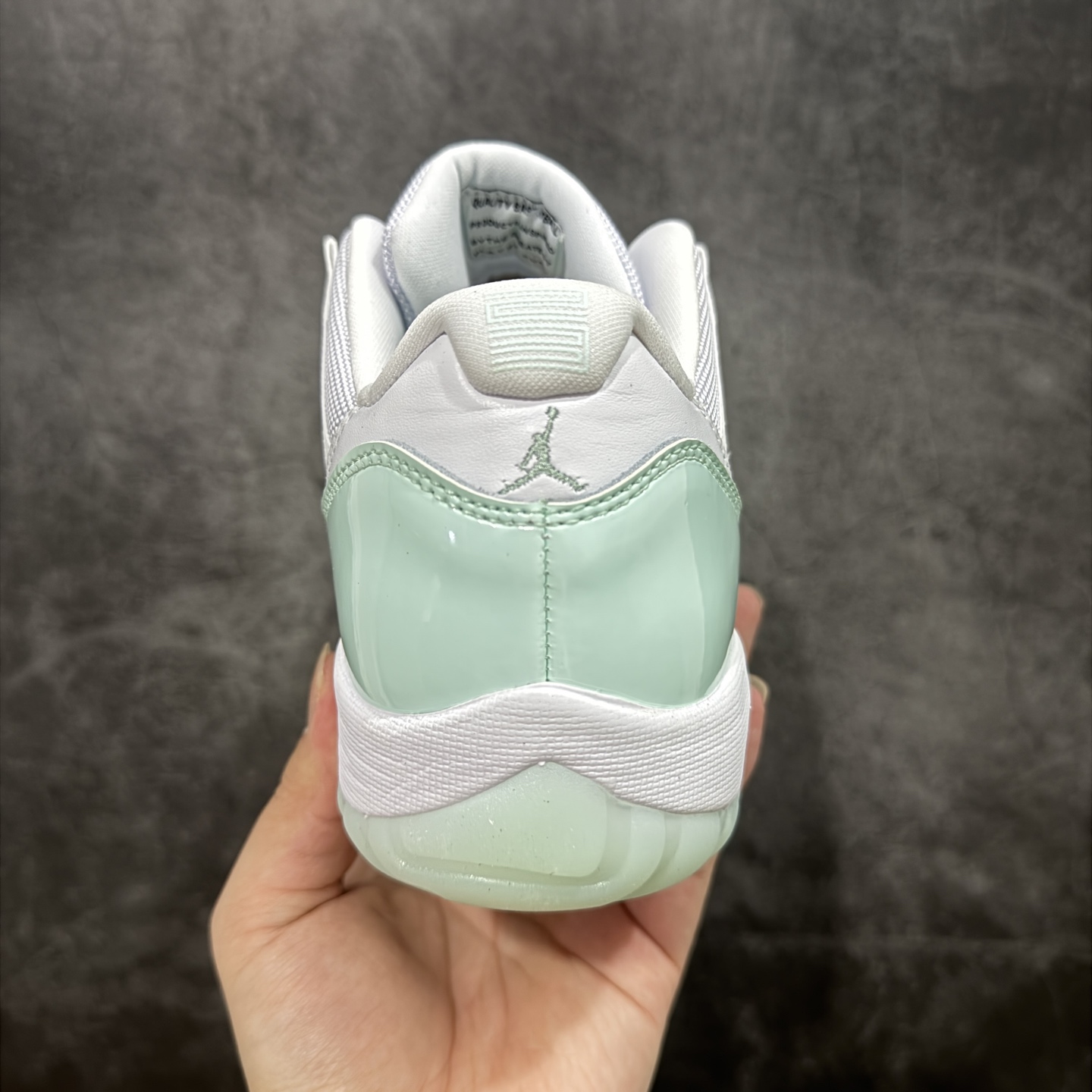 图片[4]-【外贸纯原】Air Jordan 11 Low AJ11乔11低帮薄荷绿 男女文化篮球鞋 AH7860-103 专业AJ外贸大厂出品 纯原质感 进口头层皮料 中底拉帮线 整体清洁度等各方面细节完全一键转发碾压市面诸多嘴炮\”纯原\” 升级原楦原纸版数据开发版型 采用漆皮镀膜牛培革组合耐磨防刮牛津布鞋面材质 搭载原厂碳纤维缓震中底 还原ZP细节 原厂流水成型工艺 厂级拉帮注胶效果 人气配色再度来袭 尺码：36 36.5 37.5 38 38.5 39 40 40.5 41 42 42.5 43 44 45 46 47.5-选品中心
