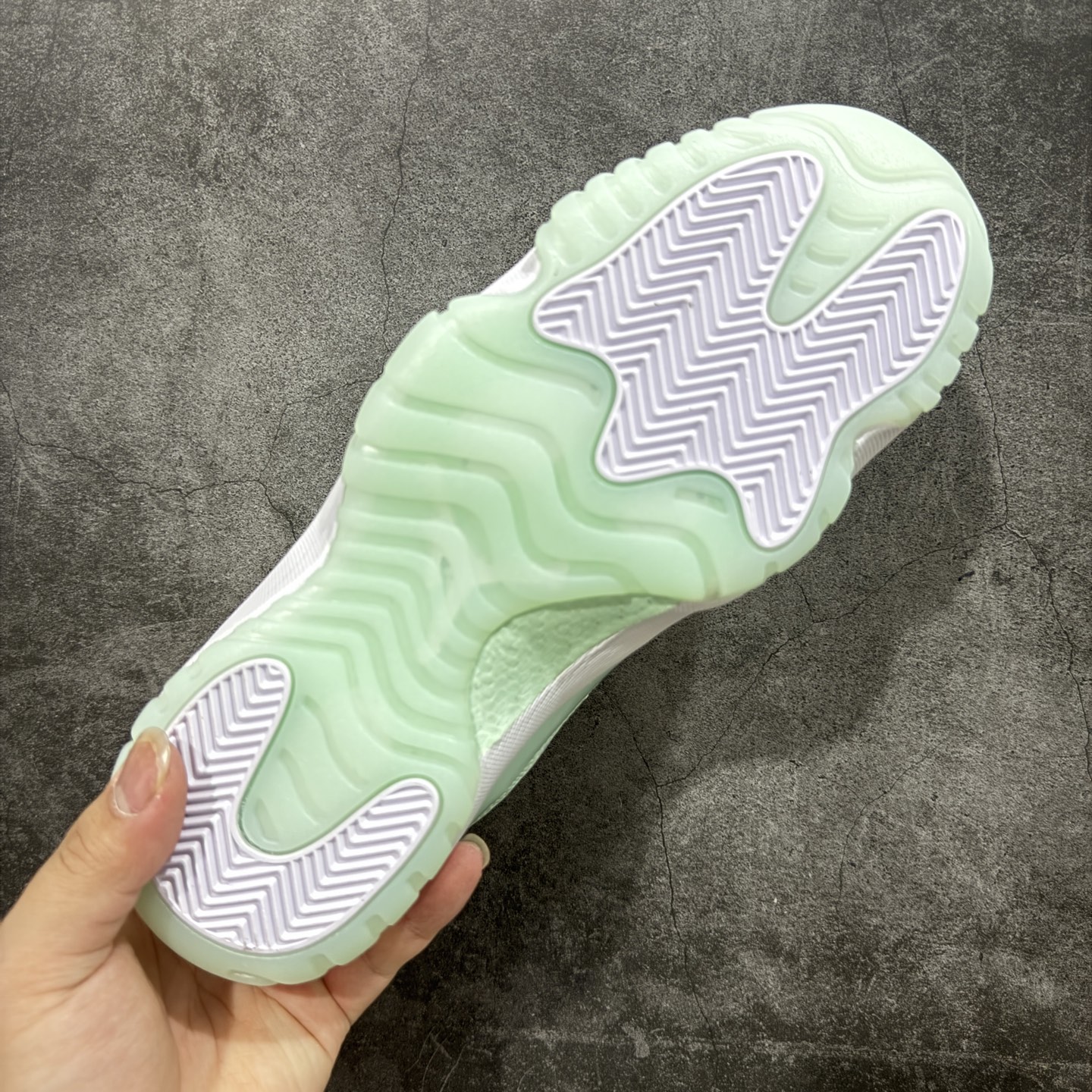 图片[9]-【外贸纯原】Air Jordan 11 Low AJ11乔11低帮薄荷绿 男女文化篮球鞋 AH7860-103 专业AJ外贸大厂出品 纯原质感 进口头层皮料 中底拉帮线 整体清洁度等各方面细节完全一键转发碾压市面诸多嘴炮\”纯原\” 升级原楦原纸版数据开发版型 采用漆皮镀膜牛培革组合耐磨防刮牛津布鞋面材质 搭载原厂碳纤维缓震中底 还原ZP细节 原厂流水成型工艺 厂级拉帮注胶效果 人气配色再度来袭 尺码：36 36.5 37.5 38 38.5 39 40 40.5 41 42 42.5 43 44 45 46 47.5-选品中心