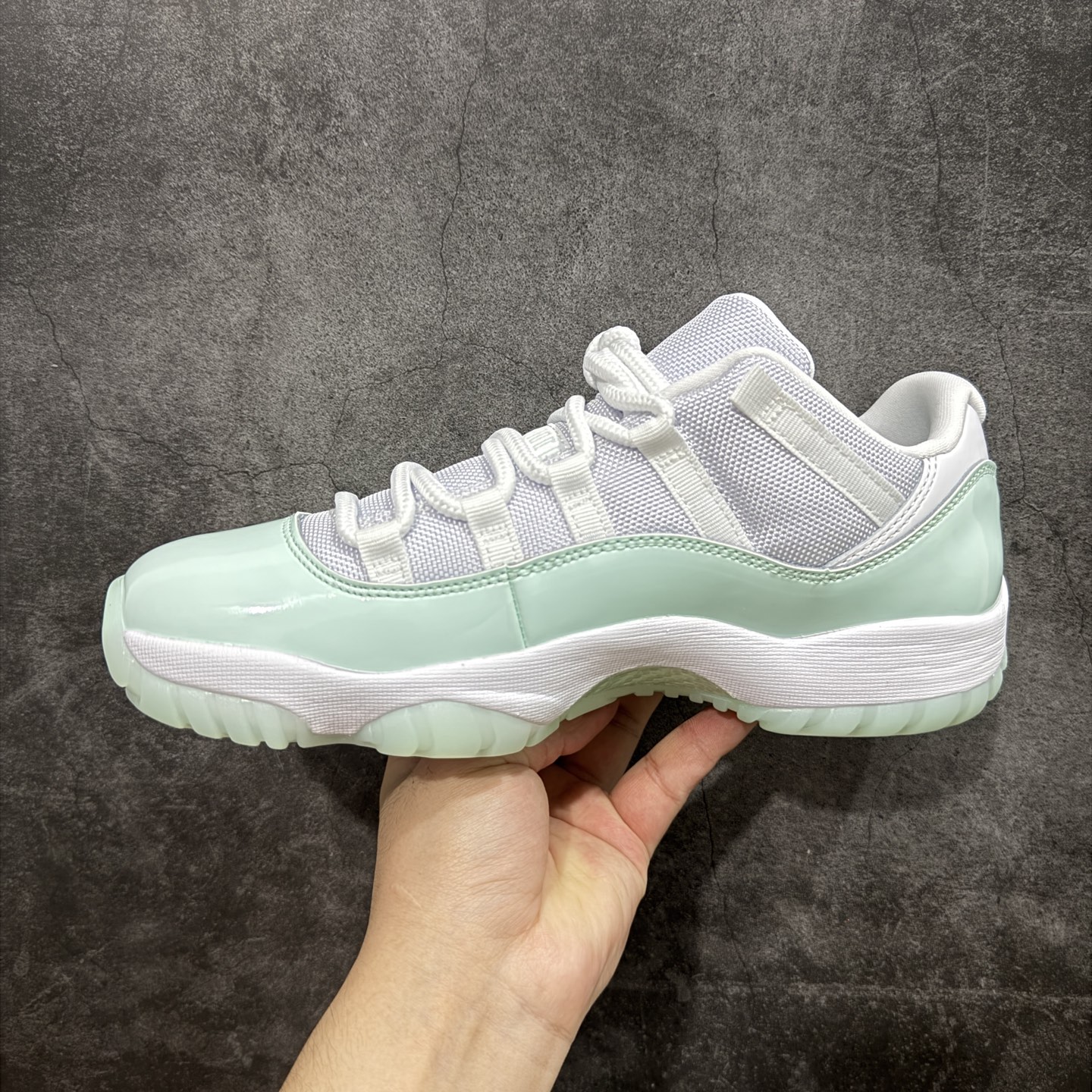 图片[2]-【外贸纯原】Air Jordan 11 Low AJ11乔11低帮薄荷绿 男女文化篮球鞋 AH7860-103 专业AJ外贸大厂出品 纯原质感 进口头层皮料 中底拉帮线 整体清洁度等各方面细节完全一键转发碾压市面诸多嘴炮\”纯原\” 升级原楦原纸版数据开发版型 采用漆皮镀膜牛培革组合耐磨防刮牛津布鞋面材质 搭载原厂碳纤维缓震中底 还原ZP细节 原厂流水成型工艺 厂级拉帮注胶效果 人气配色再度来袭 尺码：36 36.5 37.5 38 38.5 39 40 40.5 41 42 42.5 43 44 45 46 47.5-选品中心