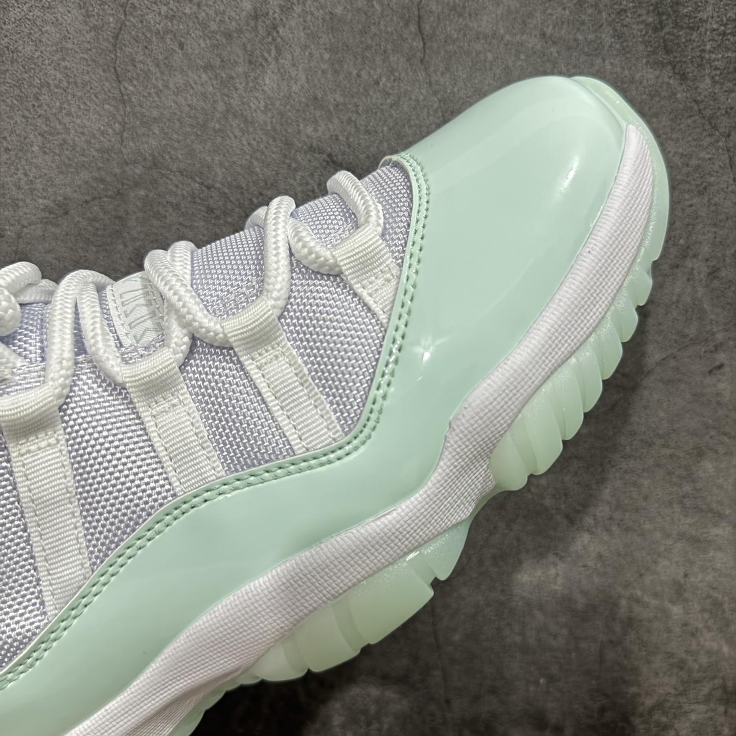 图片[6]-【外贸纯原】Air Jordan 11 Low AJ11乔11低帮薄荷绿 男女文化篮球鞋 AH7860-103 专业AJ外贸大厂出品 纯原质感 进口头层皮料 中底拉帮线 整体清洁度等各方面细节完全一键转发碾压市面诸多嘴炮\”纯原\” 升级原楦原纸版数据开发版型 采用漆皮镀膜牛培革组合耐磨防刮牛津布鞋面材质 搭载原厂碳纤维缓震中底 还原ZP细节 原厂流水成型工艺 厂级拉帮注胶效果 人气配色再度来袭 尺码：36 36.5 37.5 38 38.5 39 40 40.5 41 42 42.5 43 44 45 46 47.5-选品中心