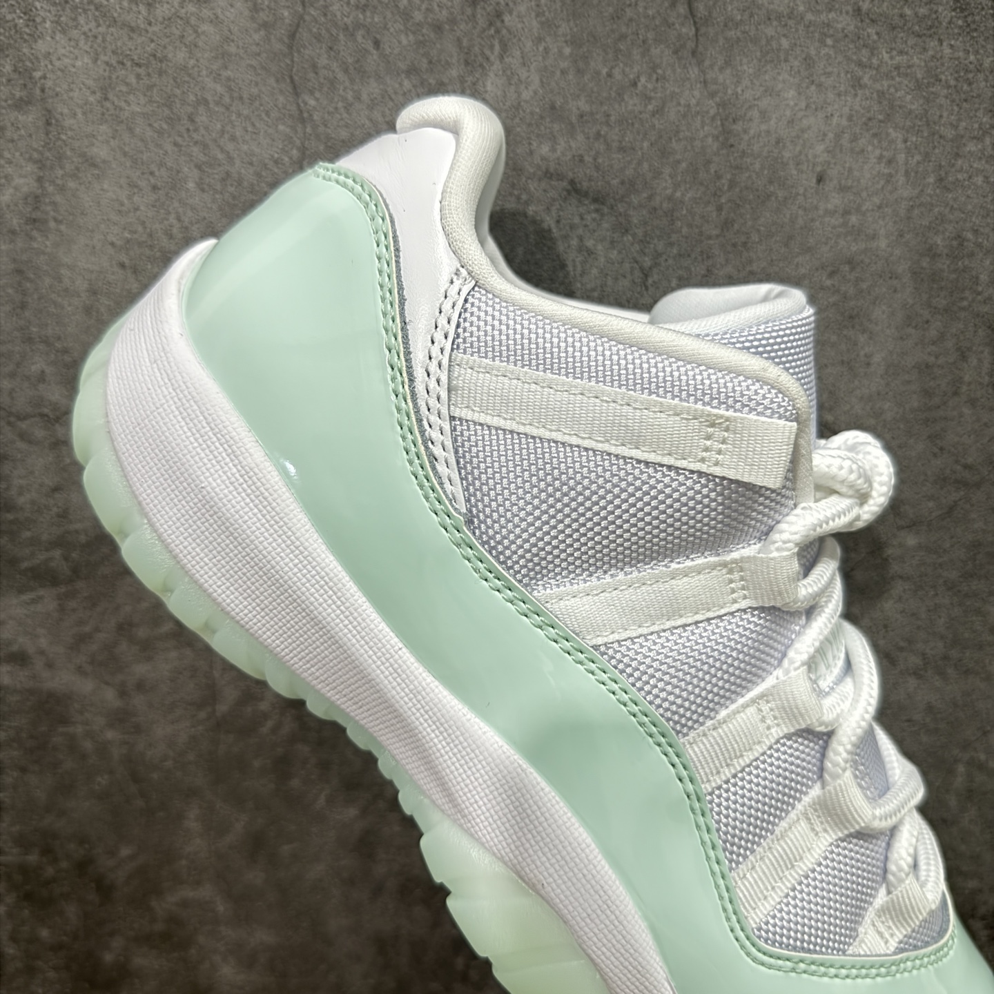 图片[7]-【外贸纯原】Air Jordan 11 Low AJ11乔11低帮薄荷绿 男女文化篮球鞋 AH7860-103 专业AJ外贸大厂出品 纯原质感 进口头层皮料 中底拉帮线 整体清洁度等各方面细节完全一键转发碾压市面诸多嘴炮\”纯原\” 升级原楦原纸版数据开发版型 采用漆皮镀膜牛培革组合耐磨防刮牛津布鞋面材质 搭载原厂碳纤维缓震中底 还原ZP细节 原厂流水成型工艺 厂级拉帮注胶效果 人气配色再度来袭 尺码：36 36.5 37.5 38 38.5 39 40 40.5 41 42 42.5 43 44 45 46 47.5-选品中心
