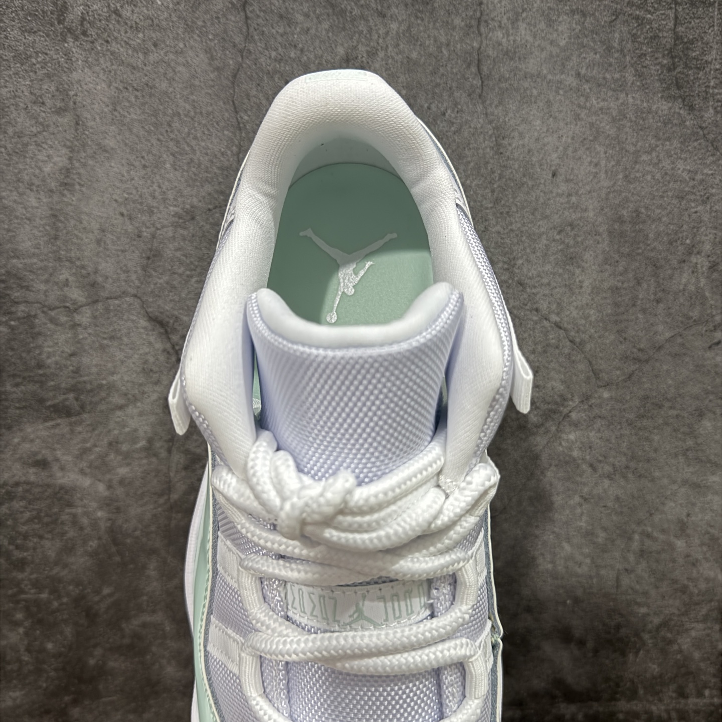 图片[8]-【外贸纯原】Air Jordan 11 Low AJ11乔11低帮薄荷绿 男女文化篮球鞋 AH7860-103 专业AJ外贸大厂出品 纯原质感 进口头层皮料 中底拉帮线 整体清洁度等各方面细节完全一键转发碾压市面诸多嘴炮\”纯原\” 升级原楦原纸版数据开发版型 采用漆皮镀膜牛培革组合耐磨防刮牛津布鞋面材质 搭载原厂碳纤维缓震中底 还原ZP细节 原厂流水成型工艺 厂级拉帮注胶效果 人气配色再度来袭 尺码：36 36.5 37.5 38 38.5 39 40 40.5 41 42 42.5 43 44 45 46 47.5-选品中心