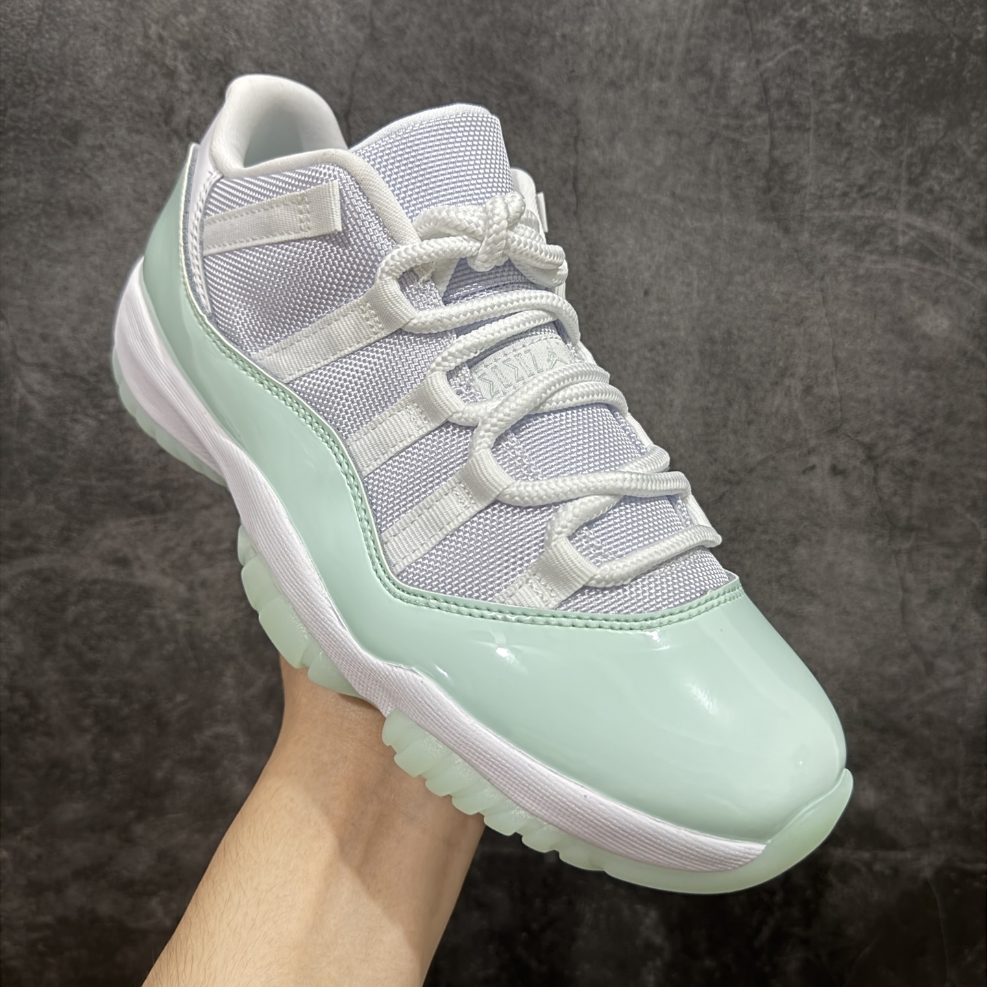 图片[3]-【外贸纯原】Air Jordan 11 Low AJ11乔11低帮薄荷绿 男女文化篮球鞋 AH7860-103 专业AJ外贸大厂出品 纯原质感 进口头层皮料 中底拉帮线 整体清洁度等各方面细节完全一键转发碾压市面诸多嘴炮\”纯原\” 升级原楦原纸版数据开发版型 采用漆皮镀膜牛培革组合耐磨防刮牛津布鞋面材质 搭载原厂碳纤维缓震中底 还原ZP细节 原厂流水成型工艺 厂级拉帮注胶效果 人气配色再度来袭 尺码：36 36.5 37.5 38 38.5 39 40 40.5 41 42 42.5 43 44 45 46 47.5-选品中心