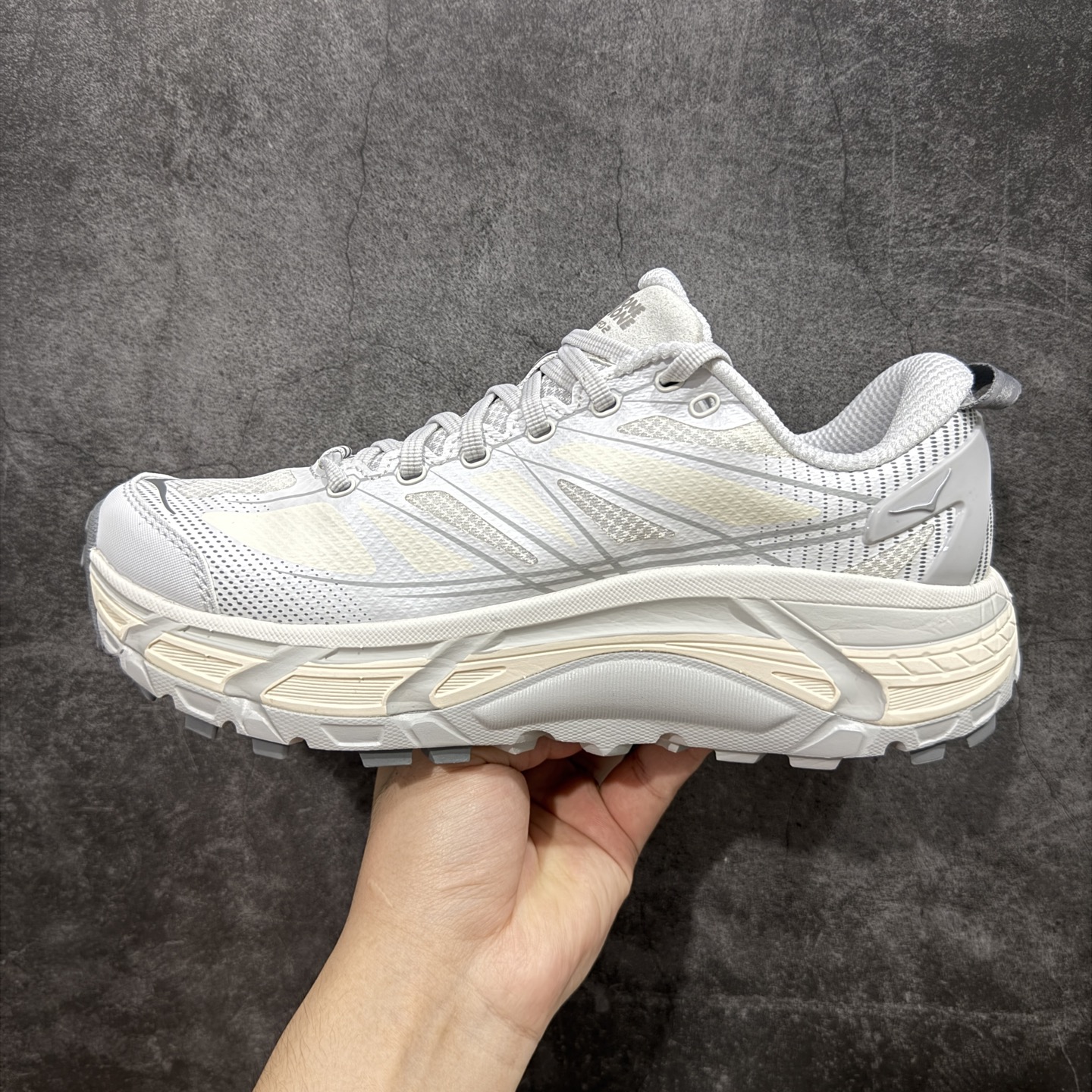 图片[2]-【GX越南版】HOKA ONE ONE Mafate Speed 2 Low 玛法特2代系列低帮轻量户外越野休闲运动慢跑鞋 上脚赞到报爆 轻盈舒适 鞋面采用超轻的无缝架构 轻薄的TPU贴在透气的鞋面材料上 减轻重量同时也保证了支撑性 鞋底采用滚动平衡技术 引导跑者回归自然步态 祖传的神奇EVA材质中底依旧是一如既往地表现优秀 能提供充足的缓震 作为HOKA家的越野跑鞋 VIBRAM 橡胶大底也是必不可少的 即便在复杂湿滑的地形 依旧能有良好的抓地力及稳定性 鞋带采用了弹性不易松脱的扁宽弹性鞋带 前掌与中掌部分也进行了加宽 也更加适合亚洲人的脚型 是一款十分全面且足够强悍的户外硬核越野鞋 日常搭配的话短裤是基本不挑 阔腿裤 工装裤以及各种长筒牛仔裤都可以 尺码：36 36.5 37.5 38 38.5 39 40 40.5 41 42 42.5 43 44 44.5 45-选品中心