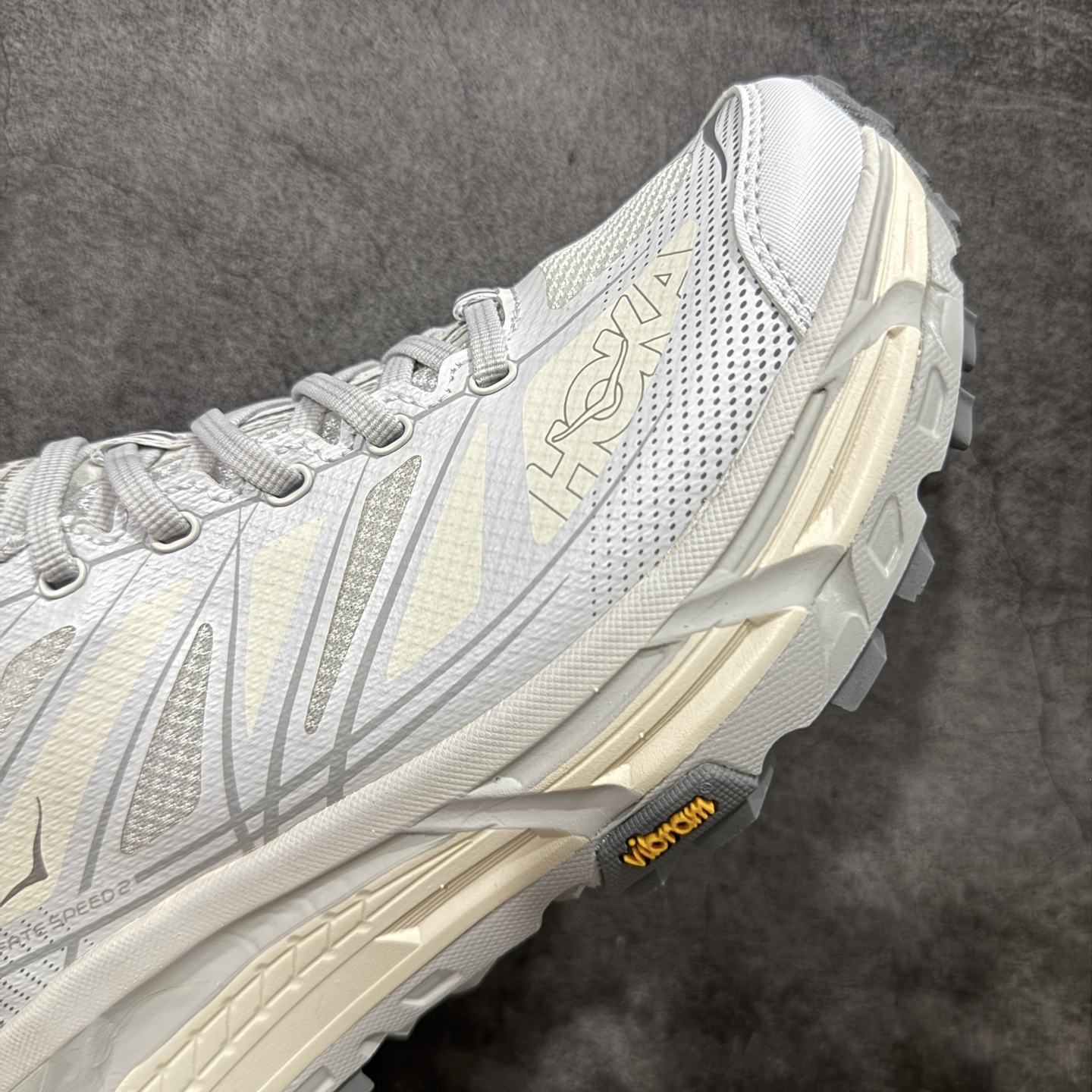 图片[6]-【GX越南版】HOKA ONE ONE Mafate Speed 2 Low 玛法特2代系列低帮轻量户外越野休闲运动慢跑鞋 上脚赞到报爆 轻盈舒适 鞋面采用超轻的无缝架构 轻薄的TPU贴在透气的鞋面材料上 减轻重量同时也保证了支撑性 鞋底采用滚动平衡技术 引导跑者回归自然步态 祖传的神奇EVA材质中底依旧是一如既往地表现优秀 能提供充足的缓震 作为HOKA家的越野跑鞋 VIBRAM 橡胶大底也是必不可少的 即便在复杂湿滑的地形 依旧能有良好的抓地力及稳定性 鞋带采用了弹性不易松脱的扁宽弹性鞋带 前掌与中掌部分也进行了加宽 也更加适合亚洲人的脚型 是一款十分全面且足够强悍的户外硬核越野鞋 日常搭配的话短裤是基本不挑 阔腿裤 工装裤以及各种长筒牛仔裤都可以 尺码：36 36.5 37.5 38 38.5 39 40 40.5 41 42 42.5 43 44 44.5 45-选品中心