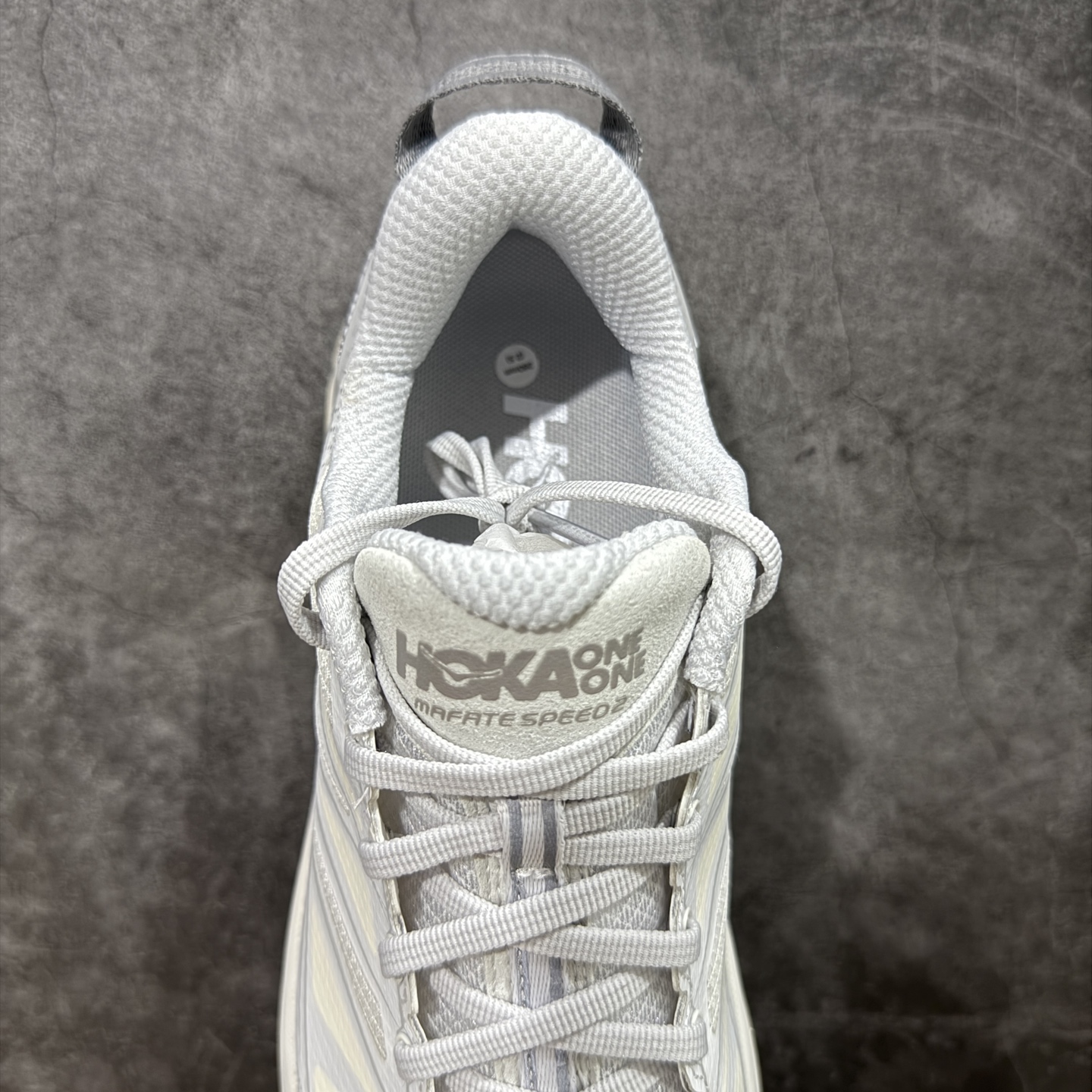 图片[8]-【GX越南版】HOKA ONE ONE Mafate Speed 2 Low 玛法特2代系列低帮轻量户外越野休闲运动慢跑鞋 上脚赞到报爆 轻盈舒适 鞋面采用超轻的无缝架构 轻薄的TPU贴在透气的鞋面材料上 减轻重量同时也保证了支撑性 鞋底采用滚动平衡技术 引导跑者回归自然步态 祖传的神奇EVA材质中底依旧是一如既往地表现优秀 能提供充足的缓震 作为HOKA家的越野跑鞋 VIBRAM 橡胶大底也是必不可少的 即便在复杂湿滑的地形 依旧能有良好的抓地力及稳定性 鞋带采用了弹性不易松脱的扁宽弹性鞋带 前掌与中掌部分也进行了加宽 也更加适合亚洲人的脚型 是一款十分全面且足够强悍的户外硬核越野鞋 日常搭配的话短裤是基本不挑 阔腿裤 工装裤以及各种长筒牛仔裤都可以 尺码：36 36.5 37.5 38 38.5 39 40 40.5 41 42 42.5 43 44 44.5 45-选品中心