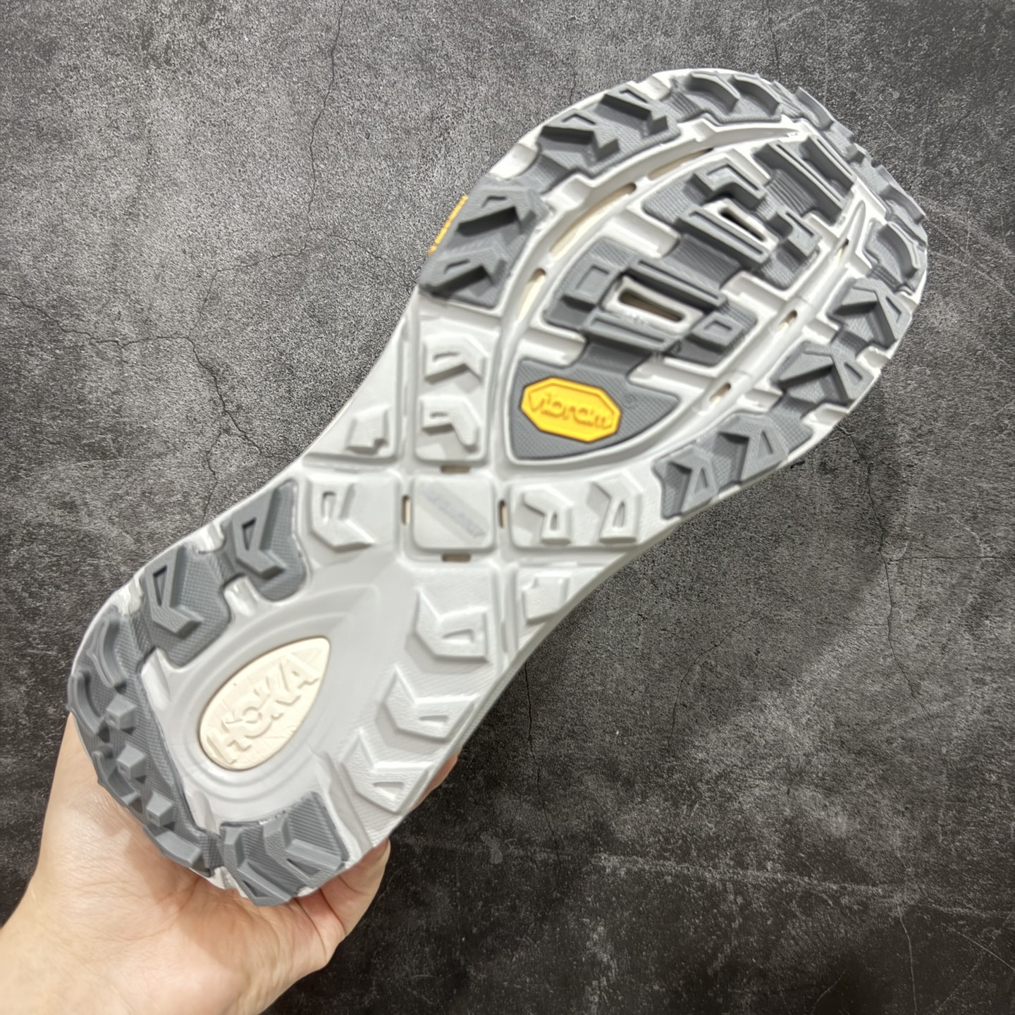 图片[9]-【GX越南版】HOKA ONE ONE Mafate Speed 2 Low 玛法特2代系列低帮轻量户外越野休闲运动慢跑鞋 上脚赞到报爆 轻盈舒适 鞋面采用超轻的无缝架构 轻薄的TPU贴在透气的鞋面材料上 减轻重量同时也保证了支撑性 鞋底采用滚动平衡技术 引导跑者回归自然步态 祖传的神奇EVA材质中底依旧是一如既往地表现优秀 能提供充足的缓震 作为HOKA家的越野跑鞋 VIBRAM 橡胶大底也是必不可少的 即便在复杂湿滑的地形 依旧能有良好的抓地力及稳定性 鞋带采用了弹性不易松脱的扁宽弹性鞋带 前掌与中掌部分也进行了加宽 也更加适合亚洲人的脚型 是一款十分全面且足够强悍的户外硬核越野鞋 日常搭配的话短裤是基本不挑 阔腿裤 工装裤以及各种长筒牛仔裤都可以 尺码：36 36.5 37.5 38 38.5 39 40 40.5 41 42 42.5 43 44 44.5 45-选品中心