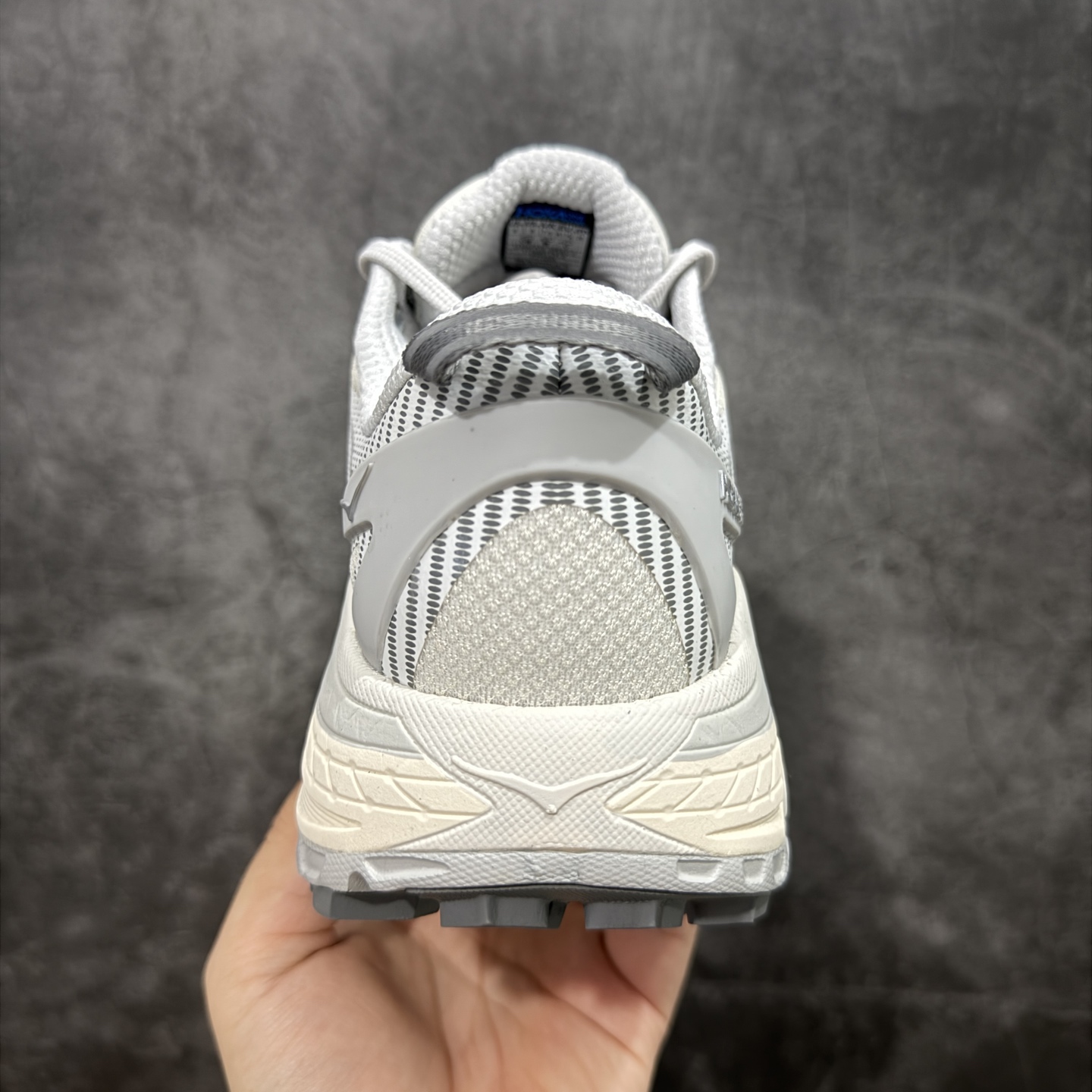 图片[4]-【GX越南版】HOKA ONE ONE Mafate Speed 2 Low 玛法特2代系列低帮轻量户外越野休闲运动慢跑鞋 上脚赞到报爆 轻盈舒适 鞋面采用超轻的无缝架构 轻薄的TPU贴在透气的鞋面材料上 减轻重量同时也保证了支撑性 鞋底采用滚动平衡技术 引导跑者回归自然步态 祖传的神奇EVA材质中底依旧是一如既往地表现优秀 能提供充足的缓震 作为HOKA家的越野跑鞋 VIBRAM 橡胶大底也是必不可少的 即便在复杂湿滑的地形 依旧能有良好的抓地力及稳定性 鞋带采用了弹性不易松脱的扁宽弹性鞋带 前掌与中掌部分也进行了加宽 也更加适合亚洲人的脚型 是一款十分全面且足够强悍的户外硬核越野鞋 日常搭配的话短裤是基本不挑 阔腿裤 工装裤以及各种长筒牛仔裤都可以 尺码：36 36.5 37.5 38 38.5 39 40 40.5 41 42 42.5 43 44 44.5 45-选品中心