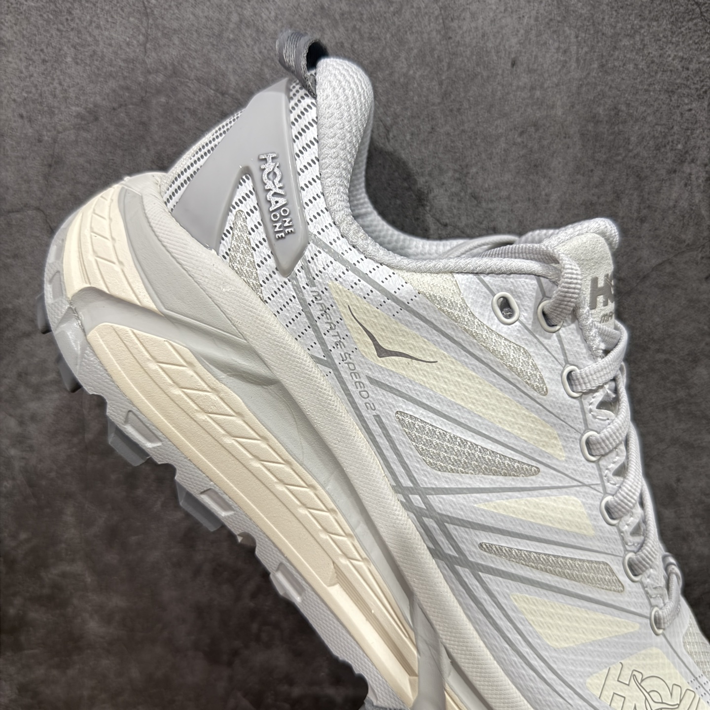 图片[7]-【GX越南版】HOKA ONE ONE Mafate Speed 2 Low 玛法特2代系列低帮轻量户外越野休闲运动慢跑鞋 上脚赞到报爆 轻盈舒适 鞋面采用超轻的无缝架构 轻薄的TPU贴在透气的鞋面材料上 减轻重量同时也保证了支撑性 鞋底采用滚动平衡技术 引导跑者回归自然步态 祖传的神奇EVA材质中底依旧是一如既往地表现优秀 能提供充足的缓震 作为HOKA家的越野跑鞋 VIBRAM 橡胶大底也是必不可少的 即便在复杂湿滑的地形 依旧能有良好的抓地力及稳定性 鞋带采用了弹性不易松脱的扁宽弹性鞋带 前掌与中掌部分也进行了加宽 也更加适合亚洲人的脚型 是一款十分全面且足够强悍的户外硬核越野鞋 日常搭配的话短裤是基本不挑 阔腿裤 工装裤以及各种长筒牛仔裤都可以 尺码：36 36.5 37.5 38 38.5 39 40 40.5 41 42 42.5 43 44 44.5 45-选品中心