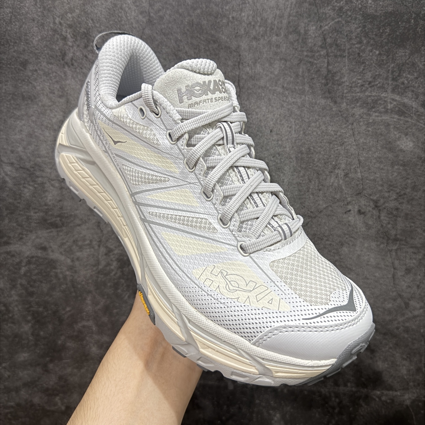 图片[3]-【GX越南版】HOKA ONE ONE Mafate Speed 2 Low 玛法特2代系列低帮轻量户外越野休闲运动慢跑鞋 上脚赞到报爆 轻盈舒适 鞋面采用超轻的无缝架构 轻薄的TPU贴在透气的鞋面材料上 减轻重量同时也保证了支撑性 鞋底采用滚动平衡技术 引导跑者回归自然步态 祖传的神奇EVA材质中底依旧是一如既往地表现优秀 能提供充足的缓震 作为HOKA家的越野跑鞋 VIBRAM 橡胶大底也是必不可少的 即便在复杂湿滑的地形 依旧能有良好的抓地力及稳定性 鞋带采用了弹性不易松脱的扁宽弹性鞋带 前掌与中掌部分也进行了加宽 也更加适合亚洲人的脚型 是一款十分全面且足够强悍的户外硬核越野鞋 日常搭配的话短裤是基本不挑 阔腿裤 工装裤以及各种长筒牛仔裤都可以 尺码：36 36.5 37.5 38 38.5 39 40 40.5 41 42 42.5 43 44 44.5 45-选品中心