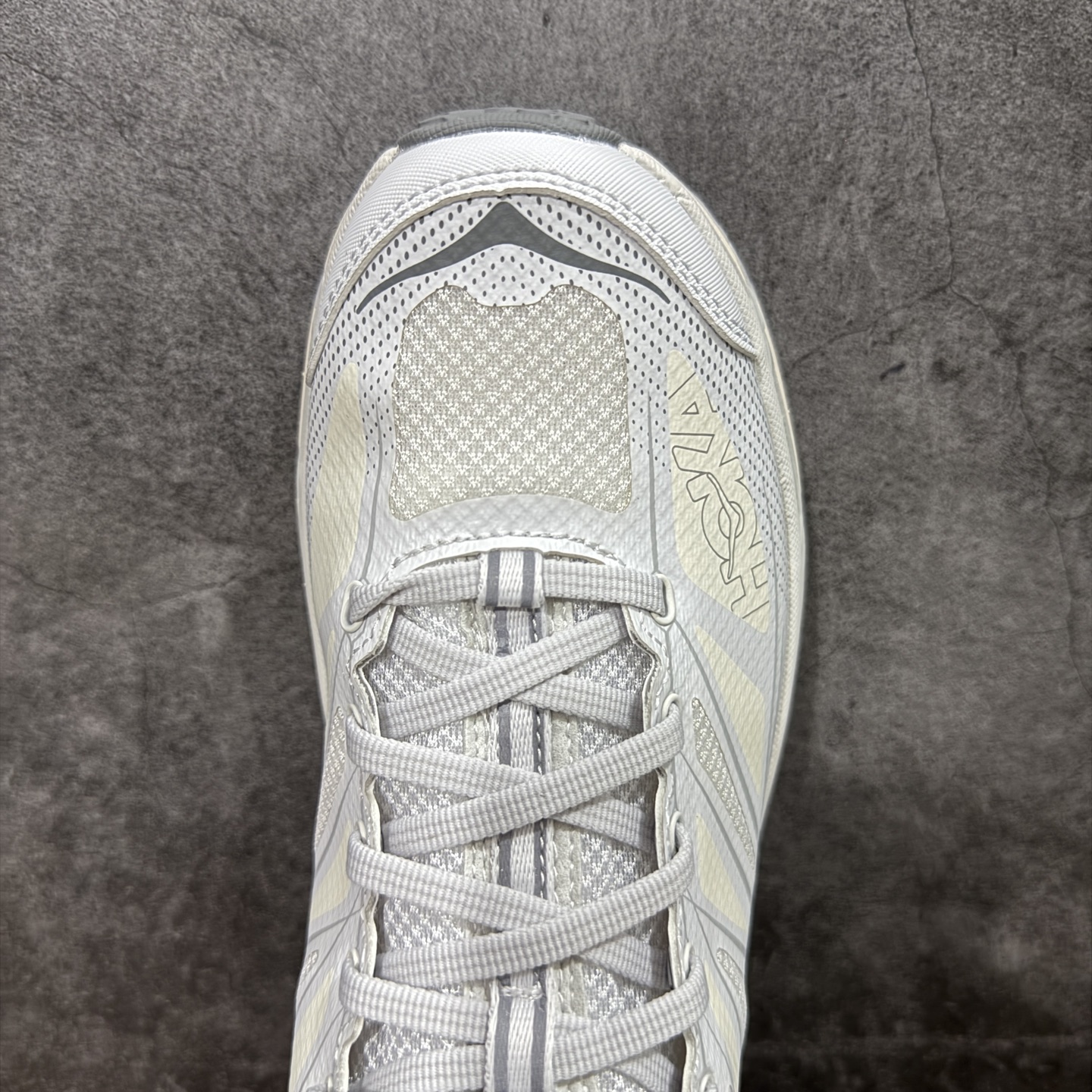 图片[5]-【GX越南版】HOKA ONE ONE Mafate Speed 2 Low 玛法特2代系列低帮轻量户外越野休闲运动慢跑鞋 上脚赞到报爆 轻盈舒适 鞋面采用超轻的无缝架构 轻薄的TPU贴在透气的鞋面材料上 减轻重量同时也保证了支撑性 鞋底采用滚动平衡技术 引导跑者回归自然步态 祖传的神奇EVA材质中底依旧是一如既往地表现优秀 能提供充足的缓震 作为HOKA家的越野跑鞋 VIBRAM 橡胶大底也是必不可少的 即便在复杂湿滑的地形 依旧能有良好的抓地力及稳定性 鞋带采用了弹性不易松脱的扁宽弹性鞋带 前掌与中掌部分也进行了加宽 也更加适合亚洲人的脚型 是一款十分全面且足够强悍的户外硬核越野鞋 日常搭配的话短裤是基本不挑 阔腿裤 工装裤以及各种长筒牛仔裤都可以 尺码：36 36.5 37.5 38 38.5 39 40 40.5 41 42 42.5 43 44 44.5 45-选品中心