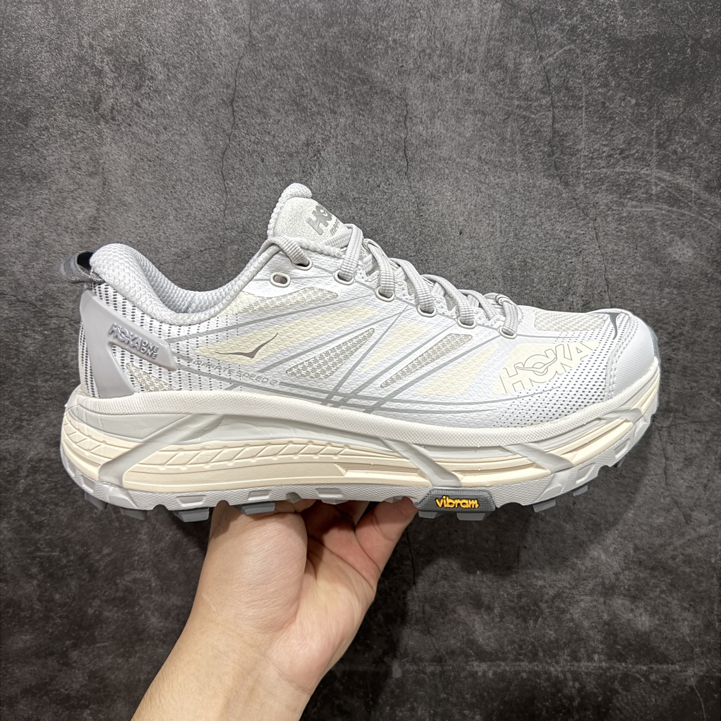 【GX越南版】HOKA ONE ONE Mafate Speed 2 Low 玛法特2代系列低帮轻量户外越野休闲运动慢跑鞋 上脚赞到报爆 轻盈舒适 鞋面采用超轻的无缝架构 轻薄的TPU贴在透气的鞋面材料上 减轻重量同时也保证了支撑性 鞋底采用滚动平衡技术 引导跑者回归自然步态 祖传的神奇EVA材质中底依旧是一如既往地表现优秀 能提供充足的缓震 作为HOKA家的越野跑鞋 VIBRAM 橡胶大底也是必不可少的 即便在复杂湿滑的地形 依旧能有良好的抓地力及稳定性 鞋带采用了弹性不易松脱的扁宽弹性鞋带 前掌与中掌部分也进行了加宽 也更加适合亚洲人的脚型 是一款十分全面且足够强悍的户外硬核越野鞋 日常搭配的话短裤是基本不挑 阔腿裤 工装裤以及各种长筒牛仔裤都可以 尺码:36 36.5 37.5 38 38.5 39 40 40.5 41 42 42.5 43 44 44.5 45-选品中心