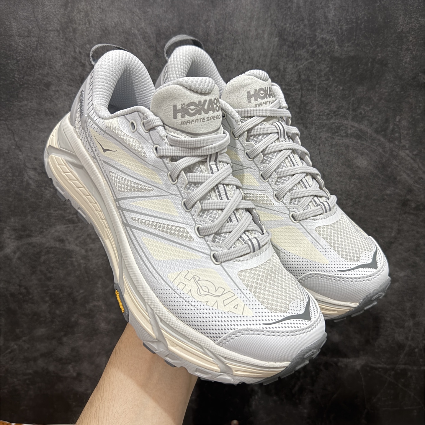 【GX越南版】HOKA ONE ONE Mafate Speed 2 Low 玛法特2代系列低帮轻量户外越野休闲运动慢跑鞋 上脚赞到报爆 轻盈舒适 鞋面采用超轻的无缝架构 轻薄的TPU贴在透气的鞋面材料上 减轻重量同时也保证了支撑性 鞋底采用滚动平衡技术 引导跑者回归自然步态 祖传的神奇EVA材质中底依旧是一如既往地表现优秀 能提供充足的缓震 作为HOKA家的越野跑鞋 VIBRAM 橡胶大底也是必不可少的 即便在复杂湿滑的地形 依旧能有良好的抓地力及稳定性 鞋带采用了弹性不易松脱的扁宽弹性鞋带 前掌与中掌部分也进行了加宽 也更加适合亚洲人的脚型 是一款十分全面且足够强悍的户外硬核越野鞋 日常搭配的话短裤是基本不挑 阔腿裤 工装裤以及各种长筒牛仔裤都可以 尺码:36 36.5 37.5 38 38.5 39 40 40.5 41 42 42.5 43 44 44.5 45-选品中心