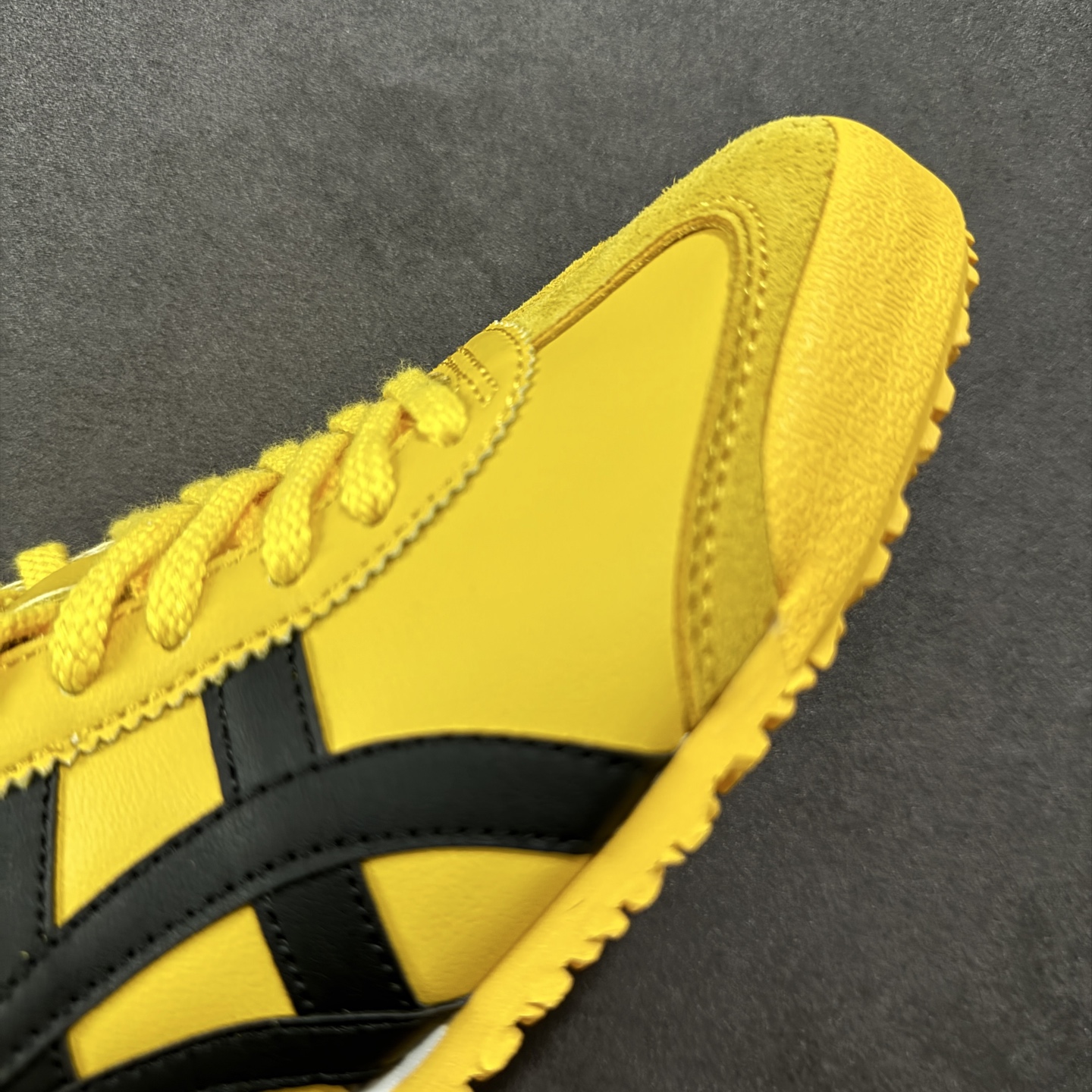 图片[5]-【公司级】Asics Onitsuka Tiger MEXICO 66 亚瑟士鬼冢虎复古经典板鞋 每个配色均购入原鞋校对 真正原厂头层牛皮 如假包赔 纹路、色泽、皮心颜色 质感百分百还原 海外订单工厂出品 超成熟稳定的做工品控 原装全套纸板楦头开发 原汁原味 完美呈现版型 私模正确鞋底咬花纹路 一比一鞋头弧度高度鞋身弧度 绝不口嗨 细节品控鞋型随意秒杀市面 原档咬花纹路私模大底 一个单元有六个三角形 总体形拼接呈现花瓣状 官方四联吊牌 原装Ortholite轻量化鞋垫 原盒原配 质保卡 说明书 钢印防尘纸 纸板中底带钢印 乳胶组合鞋垫 支持全方位的对比专柜 产品从款式颜色造型上体现出追求舒适和细节的完美 鞋类更是推崇手工制作的严谨与完美 融舒适性与可穿性的设计风格 注重细节的完美和别致魅力 既保持稳重 又不失轻松的时尚感 货号：DL408-0490 尺码：36 37 38 39 40.5 41.5 42 43.5 44 45-选品中心