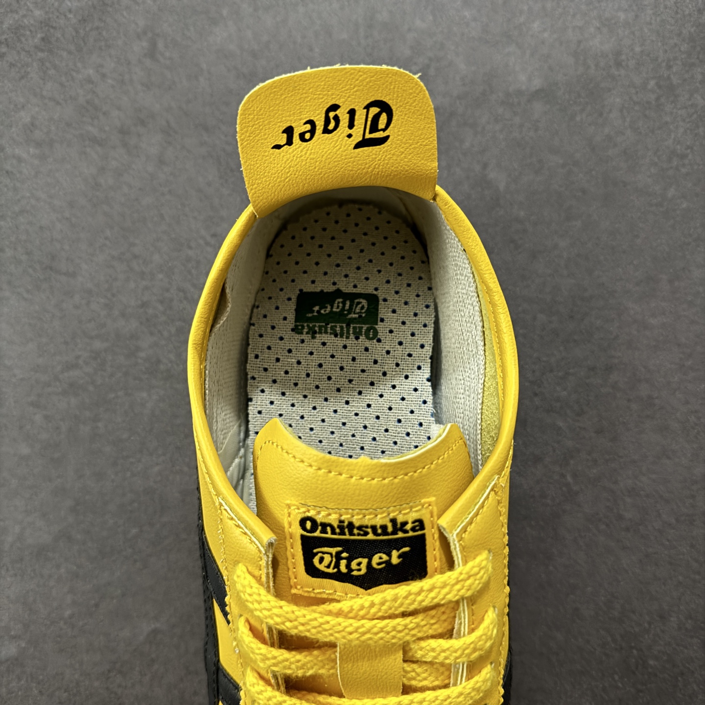 图片[7]-【公司级】Asics Onitsuka Tiger MEXICO 66 亚瑟士鬼冢虎复古经典板鞋 每个配色均购入原鞋校对 真正原厂头层牛皮 如假包赔 纹路、色泽、皮心颜色 质感百分百还原 海外订单工厂出品 超成熟稳定的做工品控 原装全套纸板楦头开发 原汁原味 完美呈现版型 私模正确鞋底咬花纹路 一比一鞋头弧度高度鞋身弧度 绝不口嗨 细节品控鞋型随意秒杀市面 原档咬花纹路私模大底 一个单元有六个三角形 总体形拼接呈现花瓣状 官方四联吊牌 原装Ortholite轻量化鞋垫 原盒原配 质保卡 说明书 钢印防尘纸 纸板中底带钢印 乳胶组合鞋垫 支持全方位的对比专柜 产品从款式颜色造型上体现出追求舒适和细节的完美 鞋类更是推崇手工制作的严谨与完美 融舒适性与可穿性的设计风格 注重细节的完美和别致魅力 既保持稳重 又不失轻松的时尚感 货号：DL408-0490 尺码：36 37 38 39 40.5 41.5 42 43.5 44 45-选品中心