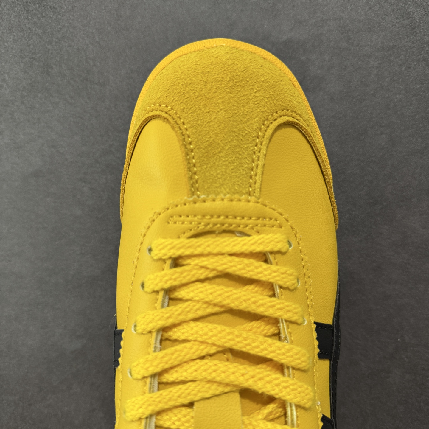 图片[8]-【公司级】Asics Onitsuka Tiger MEXICO 66 亚瑟士鬼冢虎复古经典板鞋 每个配色均购入原鞋校对 真正原厂头层牛皮 如假包赔 纹路、色泽、皮心颜色 质感百分百还原 海外订单工厂出品 超成熟稳定的做工品控 原装全套纸板楦头开发 原汁原味 完美呈现版型 私模正确鞋底咬花纹路 一比一鞋头弧度高度鞋身弧度 绝不口嗨 细节品控鞋型随意秒杀市面 原档咬花纹路私模大底 一个单元有六个三角形 总体形拼接呈现花瓣状 官方四联吊牌 原装Ortholite轻量化鞋垫 原盒原配 质保卡 说明书 钢印防尘纸 纸板中底带钢印 乳胶组合鞋垫 支持全方位的对比专柜 产品从款式颜色造型上体现出追求舒适和细节的完美 鞋类更是推崇手工制作的严谨与完美 融舒适性与可穿性的设计风格 注重细节的完美和别致魅力 既保持稳重 又不失轻松的时尚感 货号：DL408-0490 尺码：36 37 38 39 40.5 41.5 42 43.5 44 45-选品中心