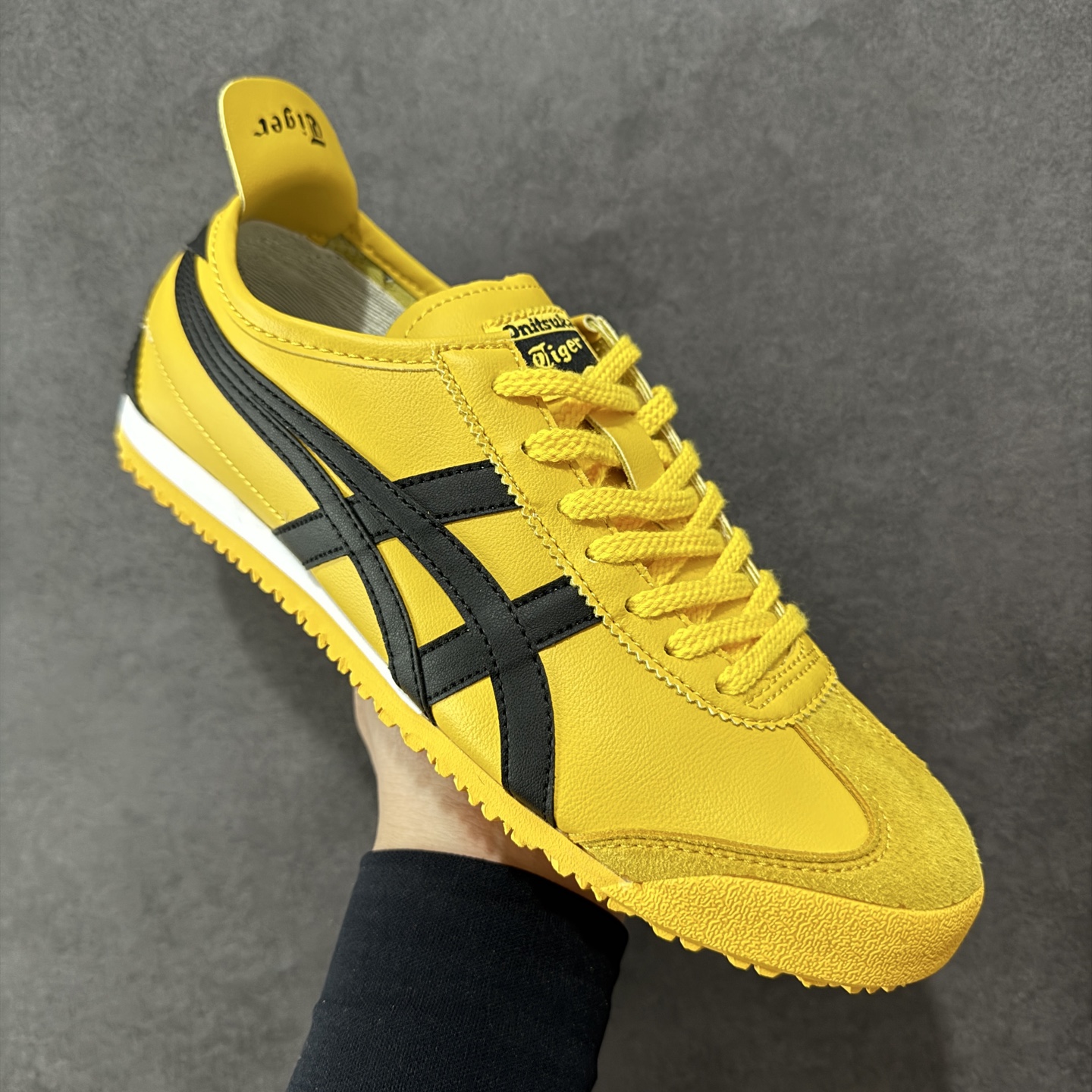 图片[3]-【公司级】Asics Onitsuka Tiger MEXICO 66 亚瑟士鬼冢虎复古经典板鞋 每个配色均购入原鞋校对 真正原厂头层牛皮 如假包赔 纹路、色泽、皮心颜色 质感百分百还原 海外订单工厂出品 超成熟稳定的做工品控 原装全套纸板楦头开发 原汁原味 完美呈现版型 私模正确鞋底咬花纹路 一比一鞋头弧度高度鞋身弧度 绝不口嗨 细节品控鞋型随意秒杀市面 原档咬花纹路私模大底 一个单元有六个三角形 总体形拼接呈现花瓣状 官方四联吊牌 原装Ortholite轻量化鞋垫 原盒原配 质保卡 说明书 钢印防尘纸 纸板中底带钢印 乳胶组合鞋垫 支持全方位的对比专柜 产品从款式颜色造型上体现出追求舒适和细节的完美 鞋类更是推崇手工制作的严谨与完美 融舒适性与可穿性的设计风格 注重细节的完美和别致魅力 既保持稳重 又不失轻松的时尚感 货号：DL408-0490 尺码：36 37 38 39 40.5 41.5 42 43.5 44 45-选品中心