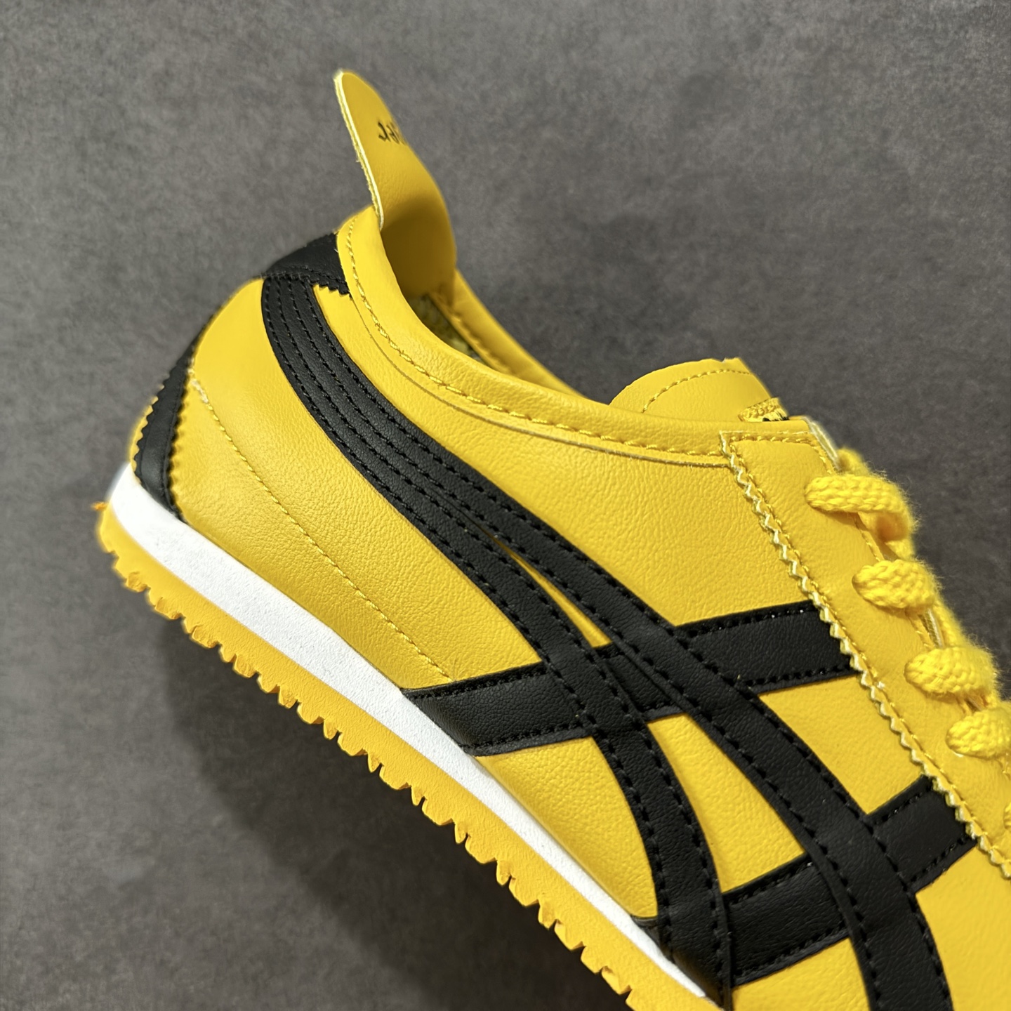 图片[6]-【公司级】Asics Onitsuka Tiger MEXICO 66 亚瑟士鬼冢虎复古经典板鞋 每个配色均购入原鞋校对 真正原厂头层牛皮 如假包赔 纹路、色泽、皮心颜色 质感百分百还原 海外订单工厂出品 超成熟稳定的做工品控 原装全套纸板楦头开发 原汁原味 完美呈现版型 私模正确鞋底咬花纹路 一比一鞋头弧度高度鞋身弧度 绝不口嗨 细节品控鞋型随意秒杀市面 原档咬花纹路私模大底 一个单元有六个三角形 总体形拼接呈现花瓣状 官方四联吊牌 原装Ortholite轻量化鞋垫 原盒原配 质保卡 说明书 钢印防尘纸 纸板中底带钢印 乳胶组合鞋垫 支持全方位的对比专柜 产品从款式颜色造型上体现出追求舒适和细节的完美 鞋类更是推崇手工制作的严谨与完美 融舒适性与可穿性的设计风格 注重细节的完美和别致魅力 既保持稳重 又不失轻松的时尚感 货号：DL408-0490 尺码：36 37 38 39 40.5 41.5 42 43.5 44 45-选品中心