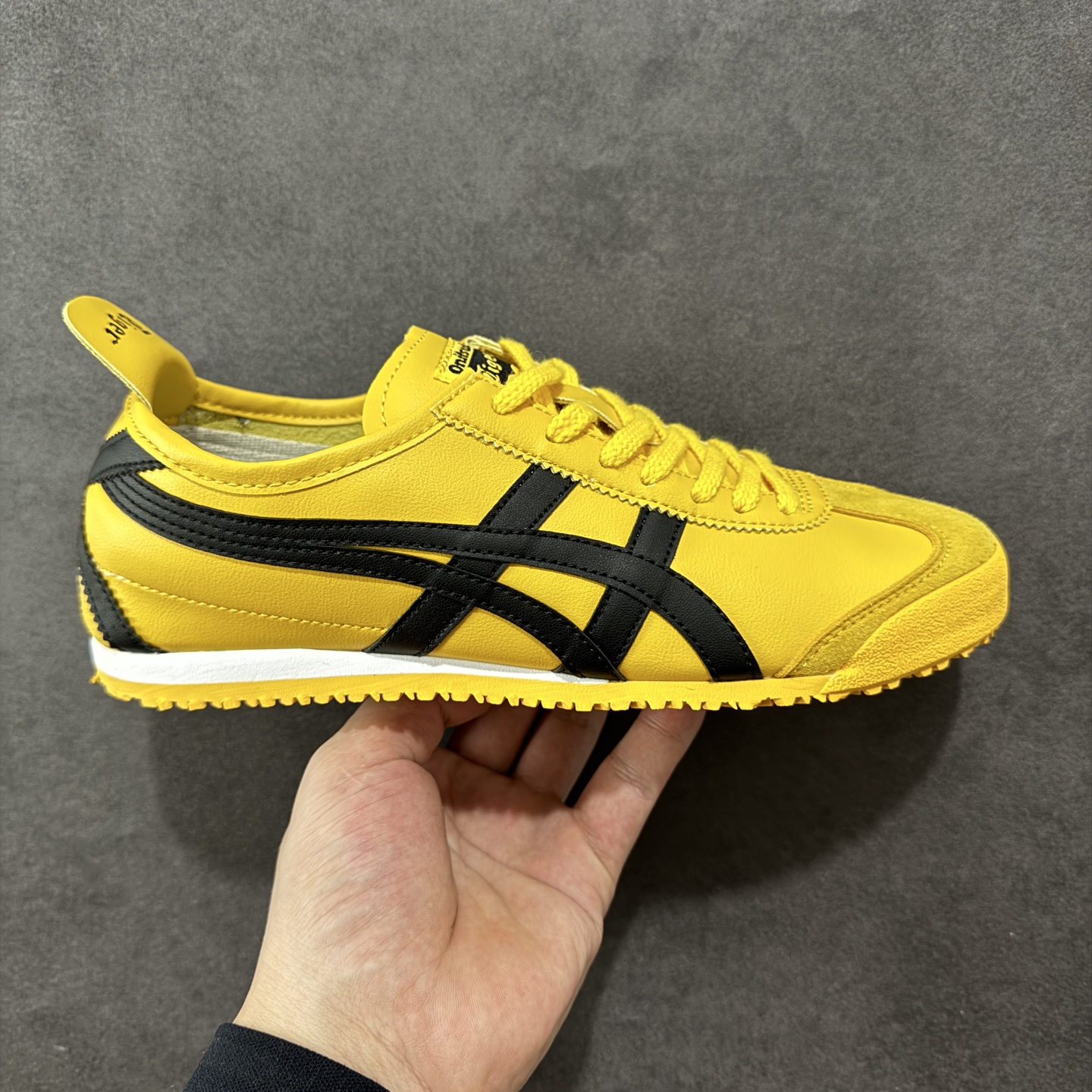 【公司级】Asics Onitsuka Tiger MEXICO 66 亚瑟士鬼冢虎复古经典板鞋 每个配色均购入原鞋校对 真正原厂头层牛皮 如假包赔 纹路、色泽、皮心颜色 质感百分百还原 海外订单工厂出品 超成熟稳定的做工品控 原装全套纸板楦头开发 原汁原味 完美呈现版型 私模正确鞋底咬花纹路 一比一鞋头弧度高度鞋身弧度 绝不口嗨 细节品控鞋型随意秒杀市面 原档咬花纹路私模大底 一个单元有六个三角形 总体形拼接呈现花瓣状 官方四联吊牌 原装Ortholite轻量化鞋垫 原盒原配 质保卡 说明书 钢印防尘纸 纸板中底带钢印 乳胶组合鞋垫 支持全方位的对比专柜 产品从款式颜色造型上体现出追求舒适和细节的完美 鞋类更是推崇手工制作的严谨与完美 融舒适性与可穿性的设计风格 注重细节的完美和别致魅力 既保持稳重 又不失轻松的时尚感 货号:DL408-0490 尺码:36 37 38 39 40.5 41.5 42 43.5 44 45-选品中心