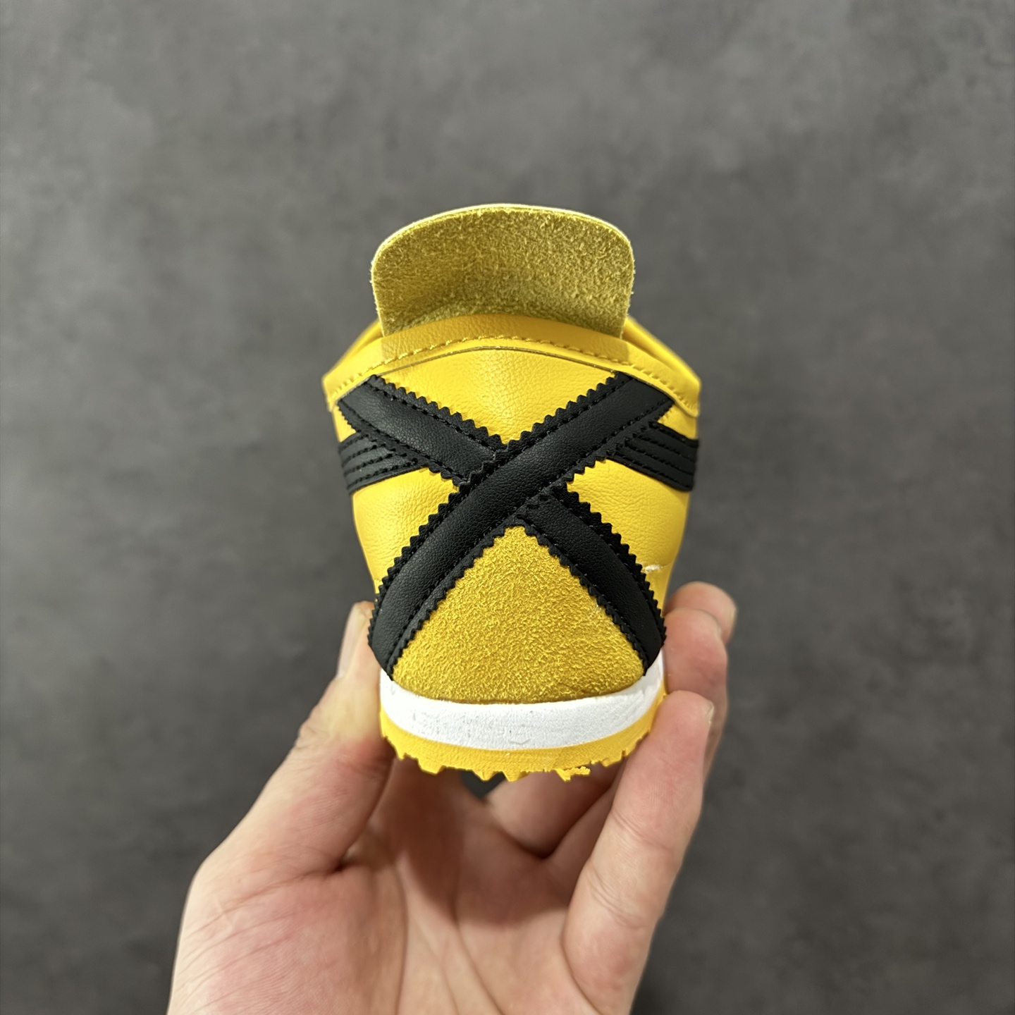 图片[4]-【公司级】Asics Onitsuka Tiger MEXICO 66 亚瑟士鬼冢虎复古经典板鞋 每个配色均购入原鞋校对 真正原厂头层牛皮 如假包赔 纹路、色泽、皮心颜色 质感百分百还原 海外订单工厂出品 超成熟稳定的做工品控 原装全套纸板楦头开发 原汁原味 完美呈现版型 私模正确鞋底咬花纹路 一比一鞋头弧度高度鞋身弧度 绝不口嗨 细节品控鞋型随意秒杀市面 原档咬花纹路私模大底 一个单元有六个三角形 总体形拼接呈现花瓣状 官方四联吊牌 原装Ortholite轻量化鞋垫 原盒原配 质保卡 说明书 钢印防尘纸 纸板中底带钢印 乳胶组合鞋垫 支持全方位的对比专柜 产品从款式颜色造型上体现出追求舒适和细节的完美 鞋类更是推崇手工制作的严谨与完美 融舒适性与可穿性的设计风格 注重细节的完美和别致魅力 既保持稳重 又不失轻松的时尚感 货号：DL408-0490 尺码：36 37 38 39 40.5 41.5 42 43.5 44 45-选品中心