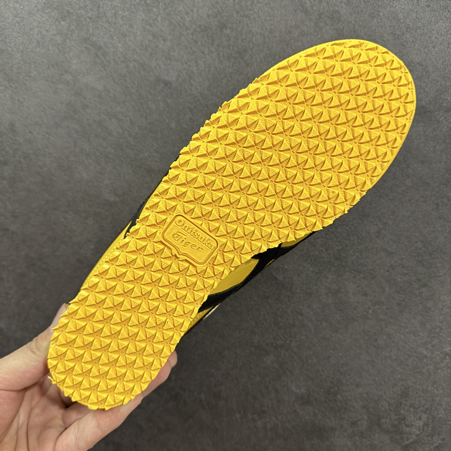 图片[9]-【公司级】Asics Onitsuka Tiger MEXICO 66 亚瑟士鬼冢虎复古经典板鞋 每个配色均购入原鞋校对 真正原厂头层牛皮 如假包赔 纹路、色泽、皮心颜色 质感百分百还原 海外订单工厂出品 超成熟稳定的做工品控 原装全套纸板楦头开发 原汁原味 完美呈现版型 私模正确鞋底咬花纹路 一比一鞋头弧度高度鞋身弧度 绝不口嗨 细节品控鞋型随意秒杀市面 原档咬花纹路私模大底 一个单元有六个三角形 总体形拼接呈现花瓣状 官方四联吊牌 原装Ortholite轻量化鞋垫 原盒原配 质保卡 说明书 钢印防尘纸 纸板中底带钢印 乳胶组合鞋垫 支持全方位的对比专柜 产品从款式颜色造型上体现出追求舒适和细节的完美 鞋类更是推崇手工制作的严谨与完美 融舒适性与可穿性的设计风格 注重细节的完美和别致魅力 既保持稳重 又不失轻松的时尚感 货号：DL408-0490 尺码：36 37 38 39 40.5 41.5 42 43.5 44 45-选品中心