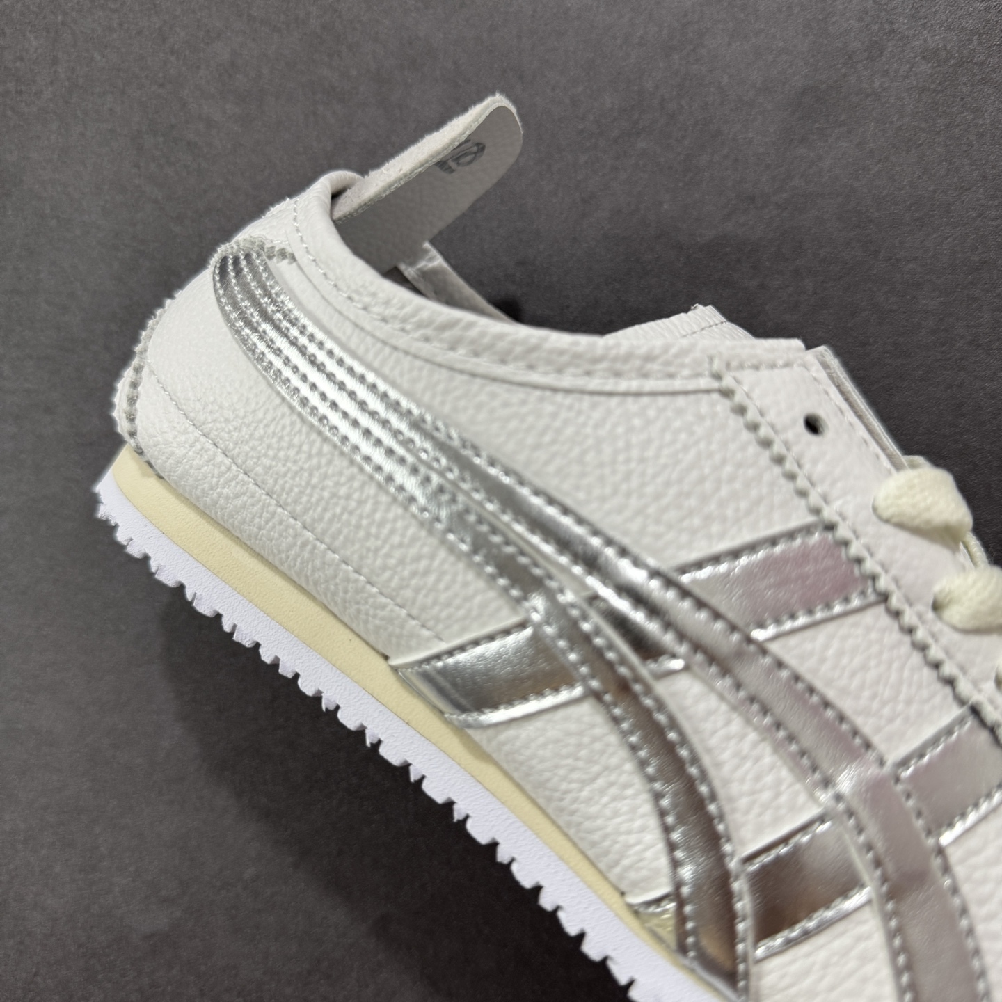 图片[6]-【公司级】Asics Onitsuka Tiger MEXICO 66 亚瑟士鬼冢虎复古经典板鞋 每个配色均购入原鞋校对 真正原厂头层牛皮 如假包赔 纹路、色泽、皮心颜色 质感百分百还原 海外订单工厂出品 超成熟稳定的做工品控 原装全套纸板楦头开发 原汁原味 完美呈现版型 私模正确鞋底咬花纹路 一比一鞋头弧度高度鞋身弧度 绝不口嗨 细节品控鞋型随意秒杀市面 原档咬花纹路私模大底 一个单元有六个三角形 总体形拼接呈现花瓣状 官方四联吊牌 原装Ortholite轻量化鞋垫 原盒原配 质保卡 说明书 钢印防尘纸 纸板中底带钢印 乳胶组合鞋垫 支持全方位的对比专柜 产品从款式颜色造型上体现出追求舒适和细节的完美 鞋类更是推崇手工制作的严谨与完美 融舒适性与可穿性的设计风格 注重细节的完美和别致魅力 既保持稳重 又不失轻松的时尚感 货号：DL408-0490 尺码：36 37 38 39 40.5 41.5 42 43.5 44 45-选品中心