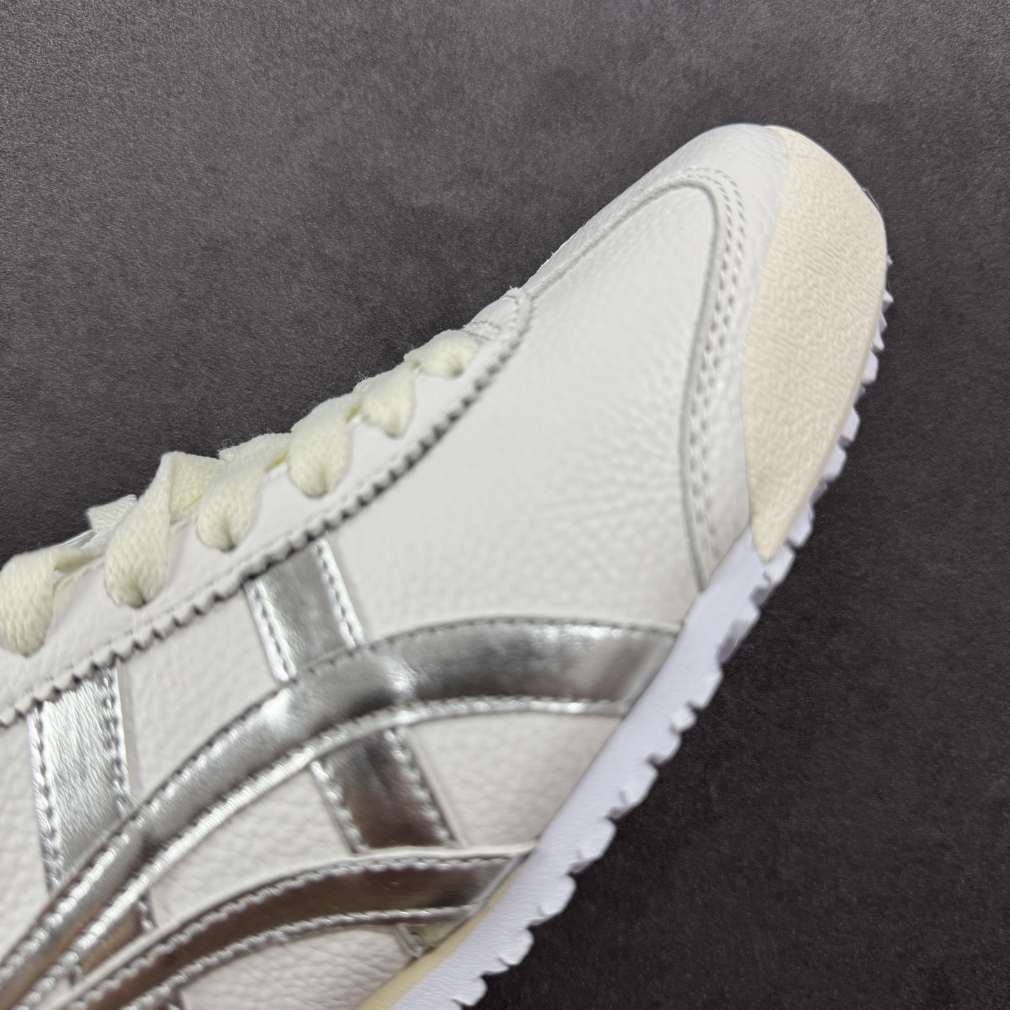 图片[5]-【公司级】Asics Onitsuka Tiger MEXICO 66 亚瑟士鬼冢虎复古经典板鞋 每个配色均购入原鞋校对 真正原厂头层牛皮 如假包赔 纹路、色泽、皮心颜色 质感百分百还原 海外订单工厂出品 超成熟稳定的做工品控 原装全套纸板楦头开发 原汁原味 完美呈现版型 私模正确鞋底咬花纹路 一比一鞋头弧度高度鞋身弧度 绝不口嗨 细节品控鞋型随意秒杀市面 原档咬花纹路私模大底 一个单元有六个三角形 总体形拼接呈现花瓣状 官方四联吊牌 原装Ortholite轻量化鞋垫 原盒原配 质保卡 说明书 钢印防尘纸 纸板中底带钢印 乳胶组合鞋垫 支持全方位的对比专柜 产品从款式颜色造型上体现出追求舒适和细节的完美 鞋类更是推崇手工制作的严谨与完美 融舒适性与可穿性的设计风格 注重细节的完美和别致魅力 既保持稳重 又不失轻松的时尚感 货号：DL408-0490 尺码：36 37 38 39 40.5 41.5 42 43.5 44 45-选品中心