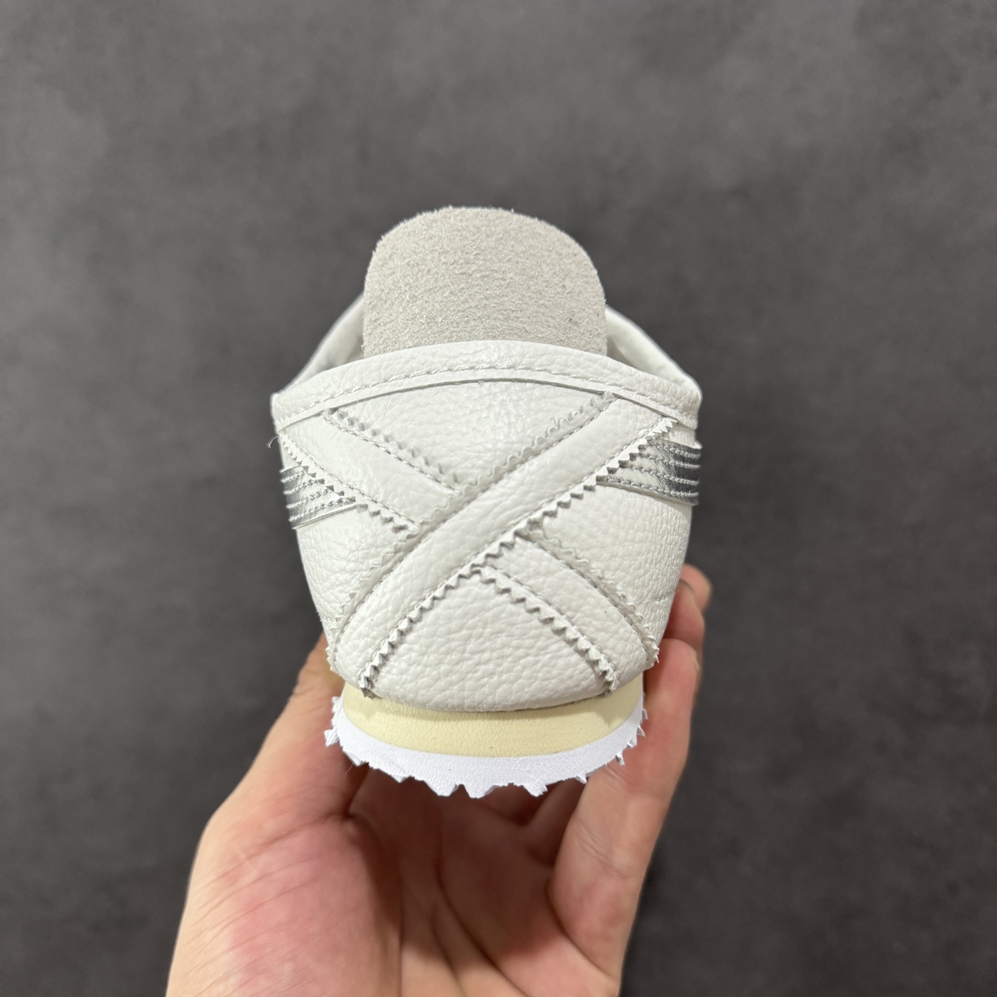 图片[4]-【公司级】Asics Onitsuka Tiger MEXICO 66 亚瑟士鬼冢虎复古经典板鞋 每个配色均购入原鞋校对 真正原厂头层牛皮 如假包赔 纹路、色泽、皮心颜色 质感百分百还原 海外订单工厂出品 超成熟稳定的做工品控 原装全套纸板楦头开发 原汁原味 完美呈现版型 私模正确鞋底咬花纹路 一比一鞋头弧度高度鞋身弧度 绝不口嗨 细节品控鞋型随意秒杀市面 原档咬花纹路私模大底 一个单元有六个三角形 总体形拼接呈现花瓣状 官方四联吊牌 原装Ortholite轻量化鞋垫 原盒原配 质保卡 说明书 钢印防尘纸 纸板中底带钢印 乳胶组合鞋垫 支持全方位的对比专柜 产品从款式颜色造型上体现出追求舒适和细节的完美 鞋类更是推崇手工制作的严谨与完美 融舒适性与可穿性的设计风格 注重细节的完美和别致魅力 既保持稳重 又不失轻松的时尚感 货号：DL408-0490 尺码：36 37 38 39 40.5 41.5 42 43.5 44 45-选品中心