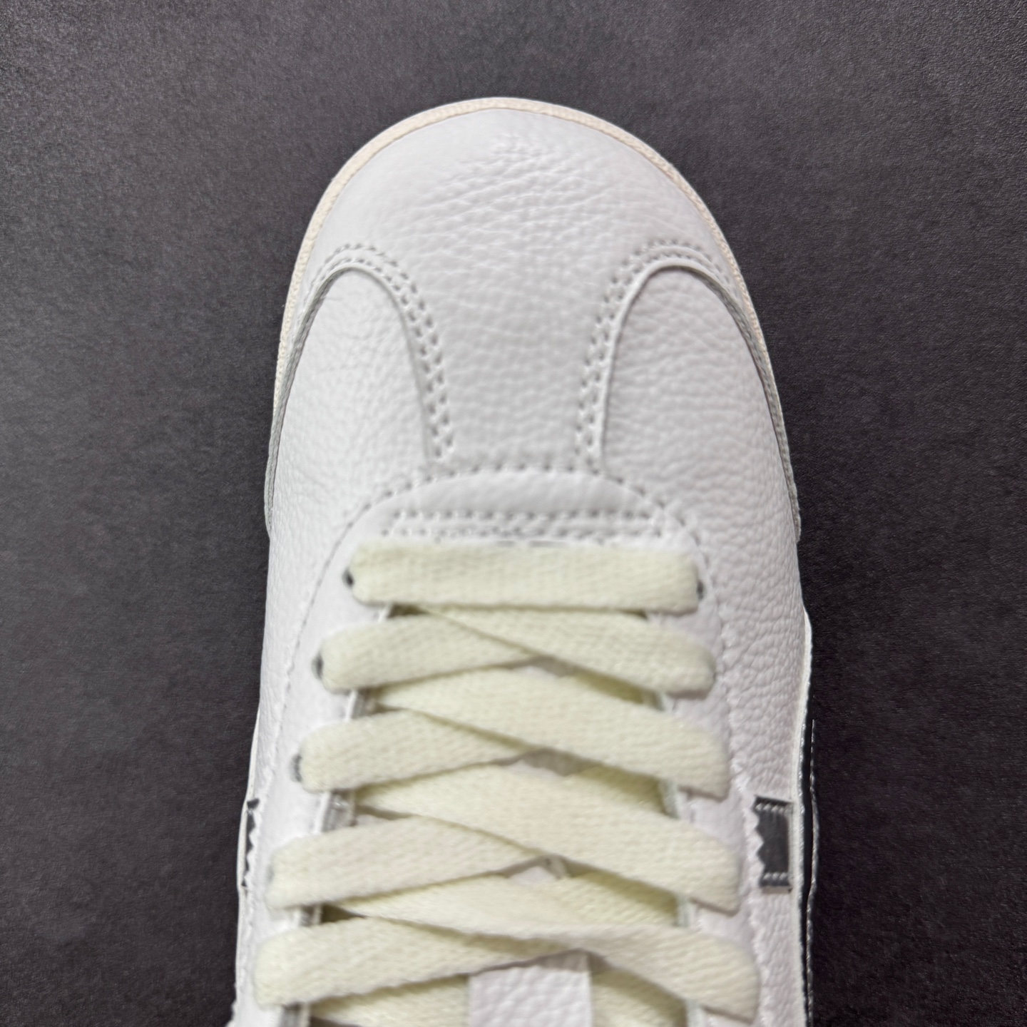 图片[8]-【公司级】Asics Onitsuka Tiger MEXICO 66 亚瑟士鬼冢虎复古经典板鞋 每个配色均购入原鞋校对 真正原厂头层牛皮 如假包赔 纹路、色泽、皮心颜色 质感百分百还原 海外订单工厂出品 超成熟稳定的做工品控 原装全套纸板楦头开发 原汁原味 完美呈现版型 私模正确鞋底咬花纹路 一比一鞋头弧度高度鞋身弧度 绝不口嗨 细节品控鞋型随意秒杀市面 原档咬花纹路私模大底 一个单元有六个三角形 总体形拼接呈现花瓣状 官方四联吊牌 原装Ortholite轻量化鞋垫 原盒原配 质保卡 说明书 钢印防尘纸 纸板中底带钢印 乳胶组合鞋垫 支持全方位的对比专柜 产品从款式颜色造型上体现出追求舒适和细节的完美 鞋类更是推崇手工制作的严谨与完美 融舒适性与可穿性的设计风格 注重细节的完美和别致魅力 既保持稳重 又不失轻松的时尚感 货号：DL408-0490 尺码：36 37 38 39 40.5 41.5 42 43.5 44 45-选品中心