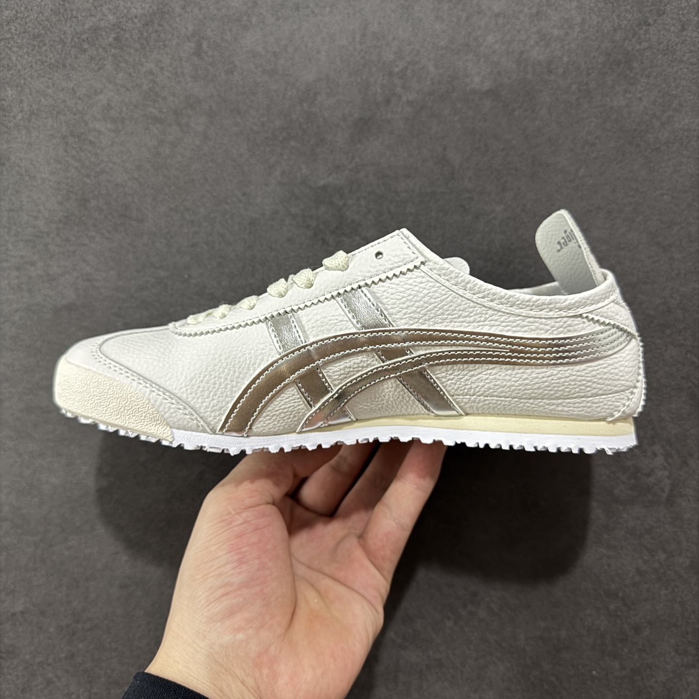 图片[2]-【公司级】Asics Onitsuka Tiger MEXICO 66 亚瑟士鬼冢虎复古经典板鞋 每个配色均购入原鞋校对 真正原厂头层牛皮 如假包赔 纹路、色泽、皮心颜色 质感百分百还原 海外订单工厂出品 超成熟稳定的做工品控 原装全套纸板楦头开发 原汁原味 完美呈现版型 私模正确鞋底咬花纹路 一比一鞋头弧度高度鞋身弧度 绝不口嗨 细节品控鞋型随意秒杀市面 原档咬花纹路私模大底 一个单元有六个三角形 总体形拼接呈现花瓣状 官方四联吊牌 原装Ortholite轻量化鞋垫 原盒原配 质保卡 说明书 钢印防尘纸 纸板中底带钢印 乳胶组合鞋垫 支持全方位的对比专柜 产品从款式颜色造型上体现出追求舒适和细节的完美 鞋类更是推崇手工制作的严谨与完美 融舒适性与可穿性的设计风格 注重细节的完美和别致魅力 既保持稳重 又不失轻松的时尚感 货号：DL408-0490 尺码：36 37 38 39 40.5 41.5 42 43.5 44 45-选品中心