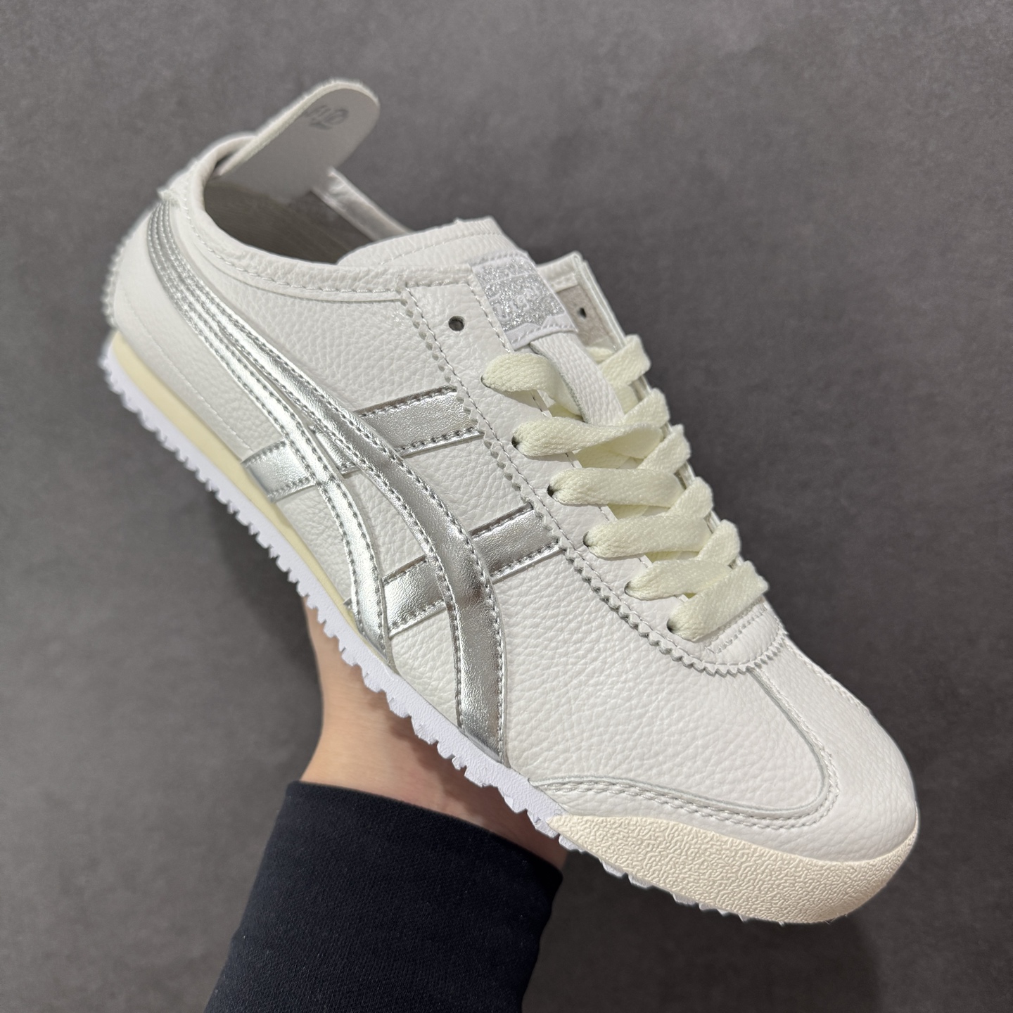 图片[3]-【公司级】Asics Onitsuka Tiger MEXICO 66 亚瑟士鬼冢虎复古经典板鞋 每个配色均购入原鞋校对 真正原厂头层牛皮 如假包赔 纹路、色泽、皮心颜色 质感百分百还原 海外订单工厂出品 超成熟稳定的做工品控 原装全套纸板楦头开发 原汁原味 完美呈现版型 私模正确鞋底咬花纹路 一比一鞋头弧度高度鞋身弧度 绝不口嗨 细节品控鞋型随意秒杀市面 原档咬花纹路私模大底 一个单元有六个三角形 总体形拼接呈现花瓣状 官方四联吊牌 原装Ortholite轻量化鞋垫 原盒原配 质保卡 说明书 钢印防尘纸 纸板中底带钢印 乳胶组合鞋垫 支持全方位的对比专柜 产品从款式颜色造型上体现出追求舒适和细节的完美 鞋类更是推崇手工制作的严谨与完美 融舒适性与可穿性的设计风格 注重细节的完美和别致魅力 既保持稳重 又不失轻松的时尚感 货号：DL408-0490 尺码：36 37 38 39 40.5 41.5 42 43.5 44 45-选品中心
