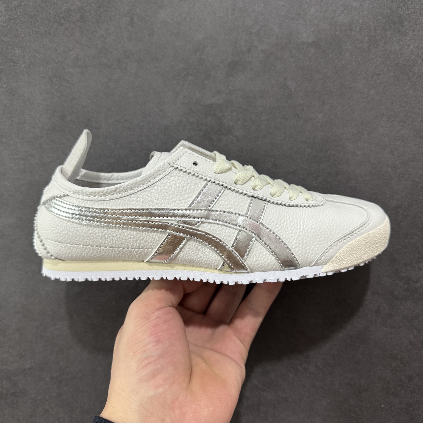 【公司级】Asics Onitsuka Tiger MEXICO 66 亚瑟士鬼冢虎复古经典板鞋 每个配色均购入原鞋校对 真正原厂头层牛皮 如假包赔 纹路、色泽、皮心颜色 质感百分百还原 海外订单工厂出品 超成熟稳定的做工品控 原装全套纸板楦头开发 原汁原味 完美呈现版型 私模正确鞋底咬花纹路 一比一鞋头弧度高度鞋身弧度 绝不口嗨 细节品控鞋型随意秒杀市面 原档咬花纹路私模大底 一个单元有六个三角形 总体形拼接呈现花瓣状 官方四联吊牌 原装Ortholite轻量化鞋垫 原盒原配 质保卡 说明书 钢印防尘纸 纸板中底带钢印 乳胶组合鞋垫 支持全方位的对比专柜 产品从款式颜色造型上体现出追求舒适和细节的完美 鞋类更是推崇手工制作的严谨与完美 融舒适性与可穿性的设计风格 注重细节的完美和别致魅力 既保持稳重 又不失轻松的时尚感 货号:DL408-0490 尺码:36 37 38 39 40.5 41.5 42 43.5 44 45-选品中心