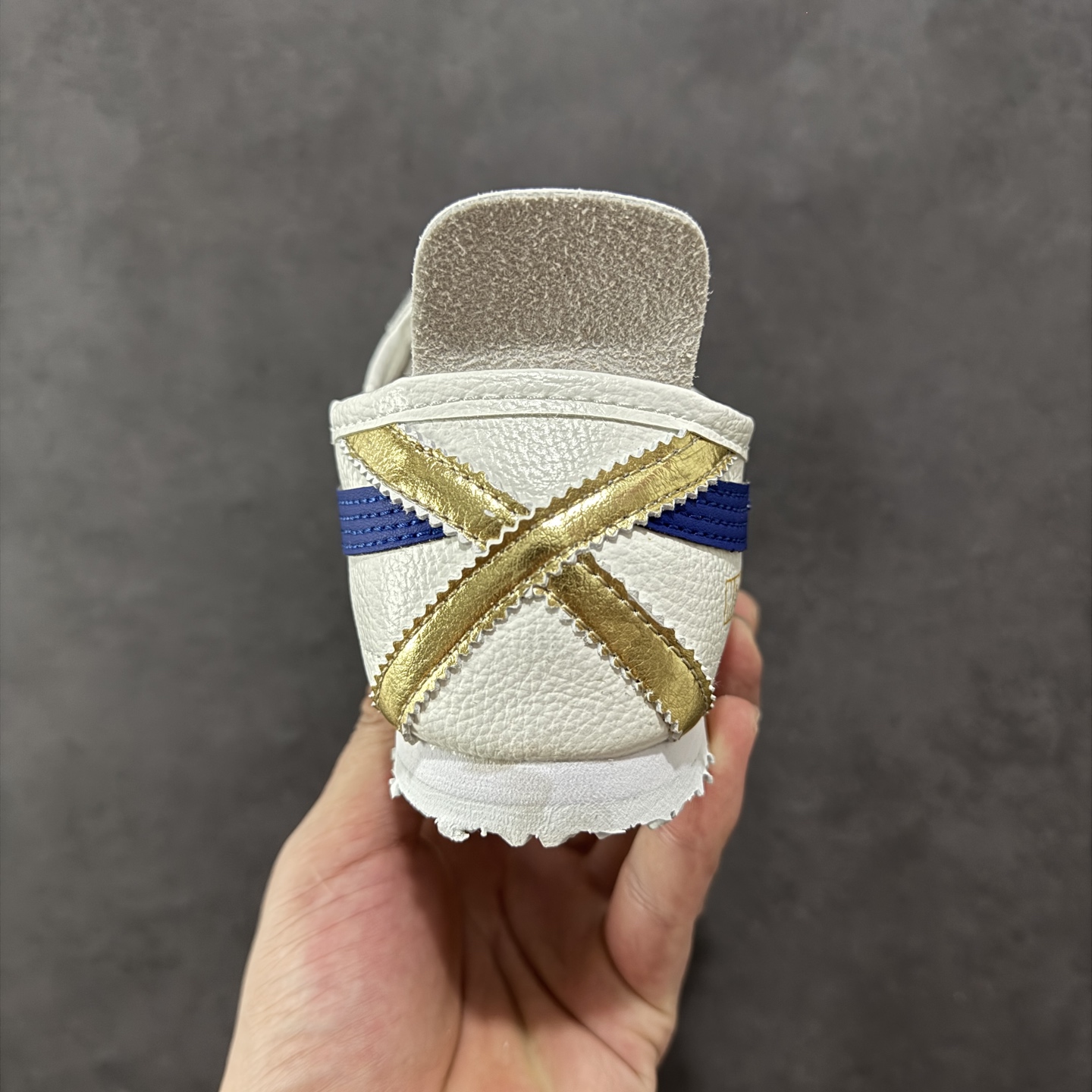 图片[4]-【公司级】Asics Onitsuka Tiger MEXICO 66 亚瑟士鬼冢虎复古经典板鞋 每个配色均购入原鞋校对 真正原厂头层牛皮 如假包赔 纹路、色泽、皮心颜色 质感百分百还原 海外订单工厂出品 超成熟稳定的做工品控 原装全套纸板楦头开发 原汁原味 完美呈现版型 私模正确鞋底咬花纹路 一比一鞋头弧度高度鞋身弧度 绝不口嗨 细节品控鞋型随意秒杀市面 原档咬花纹路私模大底 一个单元有六个三角形 总体形拼接呈现花瓣状 官方四联吊牌 原装Ortholite轻量化鞋垫 原盒原配 质保卡 说明书 钢印防尘纸 纸板中底带钢印 乳胶组合鞋垫 支持全方位的对比专柜 产品从款式颜色造型上体现出追求舒适和细节的完美 鞋类更是推崇手工制作的严谨与完美 融舒适性与可穿性的设计风格 注重细节的完美和别致魅力 既保持稳重 又不失轻松的时尚感 货号：DL408-0490 尺码：36 37 38 39 40.5 41.5 42 43.5 44 45-选品中心