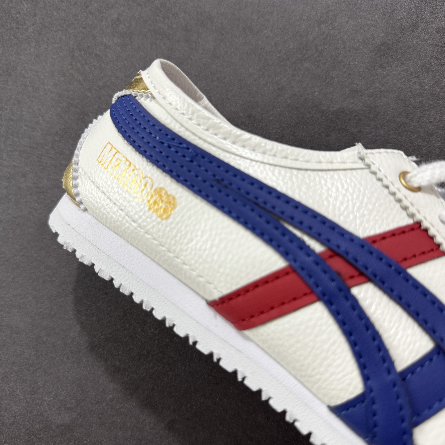 图片[6]-【公司级】Asics Onitsuka Tiger MEXICO 66 亚瑟士鬼冢虎复古经典板鞋 每个配色均购入原鞋校对 真正原厂头层牛皮 如假包赔 纹路、色泽、皮心颜色 质感百分百还原 海外订单工厂出品 超成熟稳定的做工品控 原装全套纸板楦头开发 原汁原味 完美呈现版型 私模正确鞋底咬花纹路 一比一鞋头弧度高度鞋身弧度 绝不口嗨 细节品控鞋型随意秒杀市面 原档咬花纹路私模大底 一个单元有六个三角形 总体形拼接呈现花瓣状 官方四联吊牌 原装Ortholite轻量化鞋垫 原盒原配 质保卡 说明书 钢印防尘纸 纸板中底带钢印 乳胶组合鞋垫 支持全方位的对比专柜 产品从款式颜色造型上体现出追求舒适和细节的完美 鞋类更是推崇手工制作的严谨与完美 融舒适性与可穿性的设计风格 注重细节的完美和别致魅力 既保持稳重 又不失轻松的时尚感 货号：DL408-0490 尺码：36 37 38 39 40.5 41.5 42 43.5 44 45-选品中心