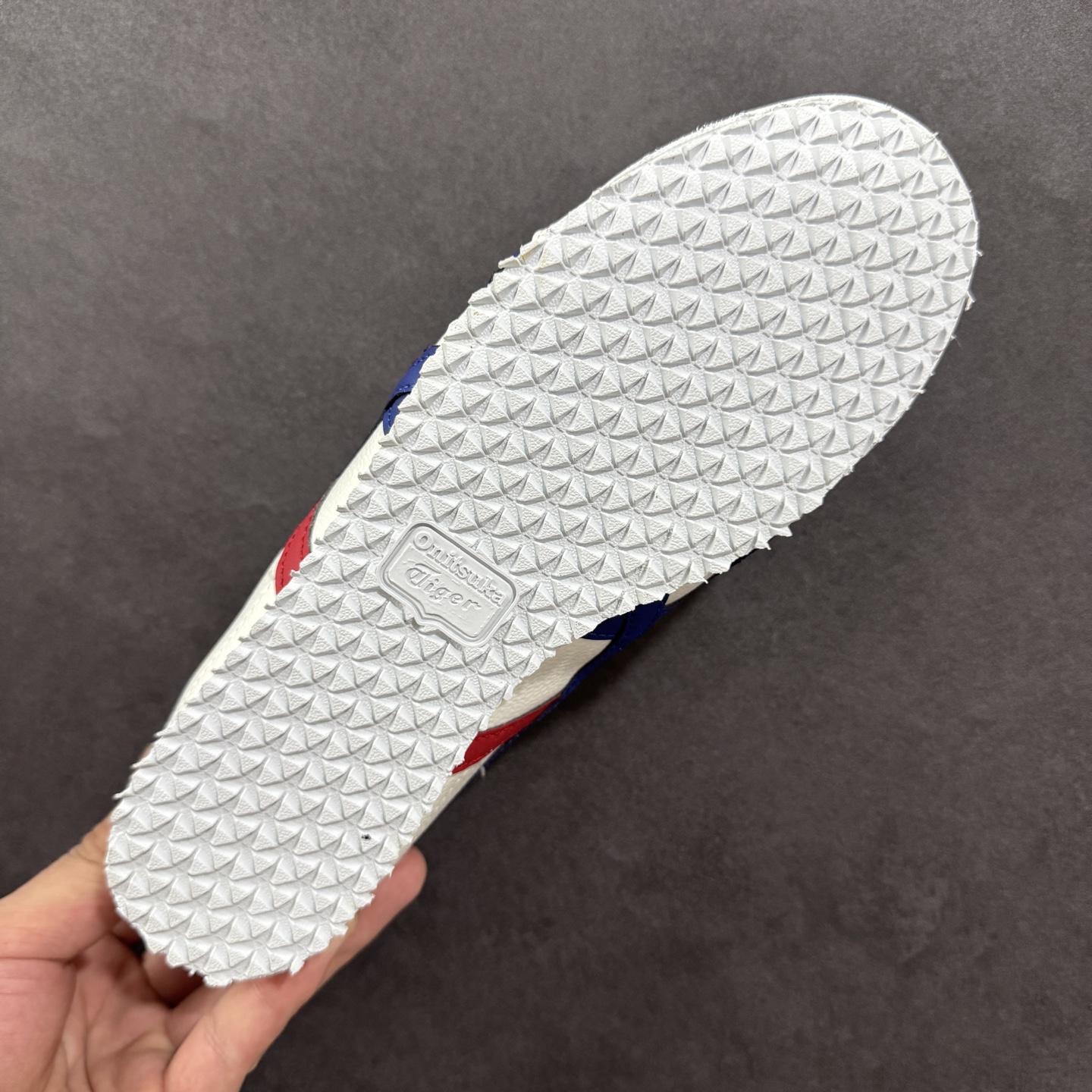 图片[9]-【公司级】Asics Onitsuka Tiger MEXICO 66 亚瑟士鬼冢虎复古经典板鞋 每个配色均购入原鞋校对 真正原厂头层牛皮 如假包赔 纹路、色泽、皮心颜色 质感百分百还原 海外订单工厂出品 超成熟稳定的做工品控 原装全套纸板楦头开发 原汁原味 完美呈现版型 私模正确鞋底咬花纹路 一比一鞋头弧度高度鞋身弧度 绝不口嗨 细节品控鞋型随意秒杀市面 原档咬花纹路私模大底 一个单元有六个三角形 总体形拼接呈现花瓣状 官方四联吊牌 原装Ortholite轻量化鞋垫 原盒原配 质保卡 说明书 钢印防尘纸 纸板中底带钢印 乳胶组合鞋垫 支持全方位的对比专柜 产品从款式颜色造型上体现出追求舒适和细节的完美 鞋类更是推崇手工制作的严谨与完美 融舒适性与可穿性的设计风格 注重细节的完美和别致魅力 既保持稳重 又不失轻松的时尚感 货号：DL408-0490 尺码：36 37 38 39 40.5 41.5 42 43.5 44 45-选品中心