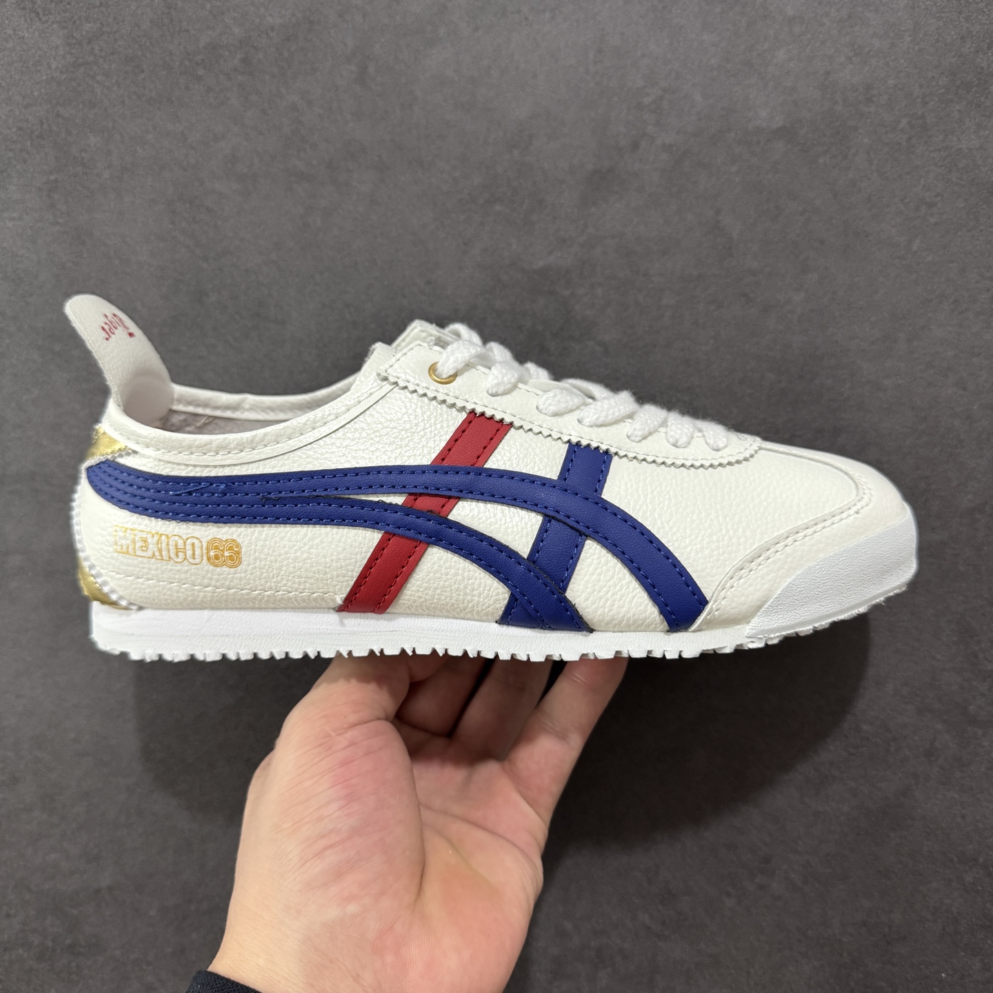 【公司级】Asics Onitsuka Tiger MEXICO 66 亚瑟士鬼冢虎复古经典板鞋 每个配色均购入原鞋校对 真正原厂头层牛皮 如假包赔 纹路、色泽、皮心颜色 质感百分百还原 海外订单工厂出品 超成熟稳定的做工品控 原装全套纸板楦头开发 原汁原味 完美呈现版型 私模正确鞋底咬花纹路 一比一鞋头弧度高度鞋身弧度 绝不口嗨 细节品控鞋型随意秒杀市面 原档咬花纹路私模大底 一个单元有六个三角形 总体形拼接呈现花瓣状 官方四联吊牌 原装Ortholite轻量化鞋垫 原盒原配 质保卡 说明书 钢印防尘纸 纸板中底带钢印 乳胶组合鞋垫 支持全方位的对比专柜 产品从款式颜色造型上体现出追求舒适和细节的完美 鞋类更是推崇手工制作的严谨与完美 融舒适性与可穿性的设计风格 注重细节的完美和别致魅力 既保持稳重 又不失轻松的时尚感 货号：DL408-0490 尺码：36 37 38 39 40.5 41.5 42 43.5 44 45-选品中心
