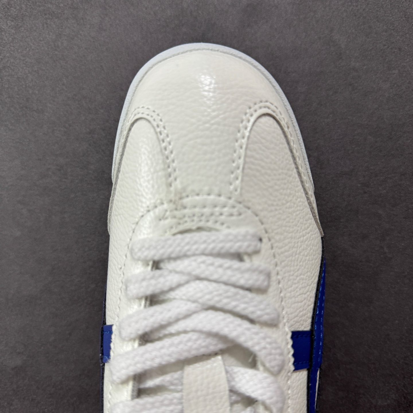 图片[8]-【公司级】Asics Onitsuka Tiger MEXICO 66 亚瑟士鬼冢虎复古经典板鞋 每个配色均购入原鞋校对 真正原厂头层牛皮 如假包赔 纹路、色泽、皮心颜色 质感百分百还原 海外订单工厂出品 超成熟稳定的做工品控 原装全套纸板楦头开发 原汁原味 完美呈现版型 私模正确鞋底咬花纹路 一比一鞋头弧度高度鞋身弧度 绝不口嗨 细节品控鞋型随意秒杀市面 原档咬花纹路私模大底 一个单元有六个三角形 总体形拼接呈现花瓣状 官方四联吊牌 原装Ortholite轻量化鞋垫 原盒原配 质保卡 说明书 钢印防尘纸 纸板中底带钢印 乳胶组合鞋垫 支持全方位的对比专柜 产品从款式颜色造型上体现出追求舒适和细节的完美 鞋类更是推崇手工制作的严谨与完美 融舒适性与可穿性的设计风格 注重细节的完美和别致魅力 既保持稳重 又不失轻松的时尚感 货号：DL408-0490 尺码：36 37 38 39 40.5 41.5 42 43.5 44 45-选品中心