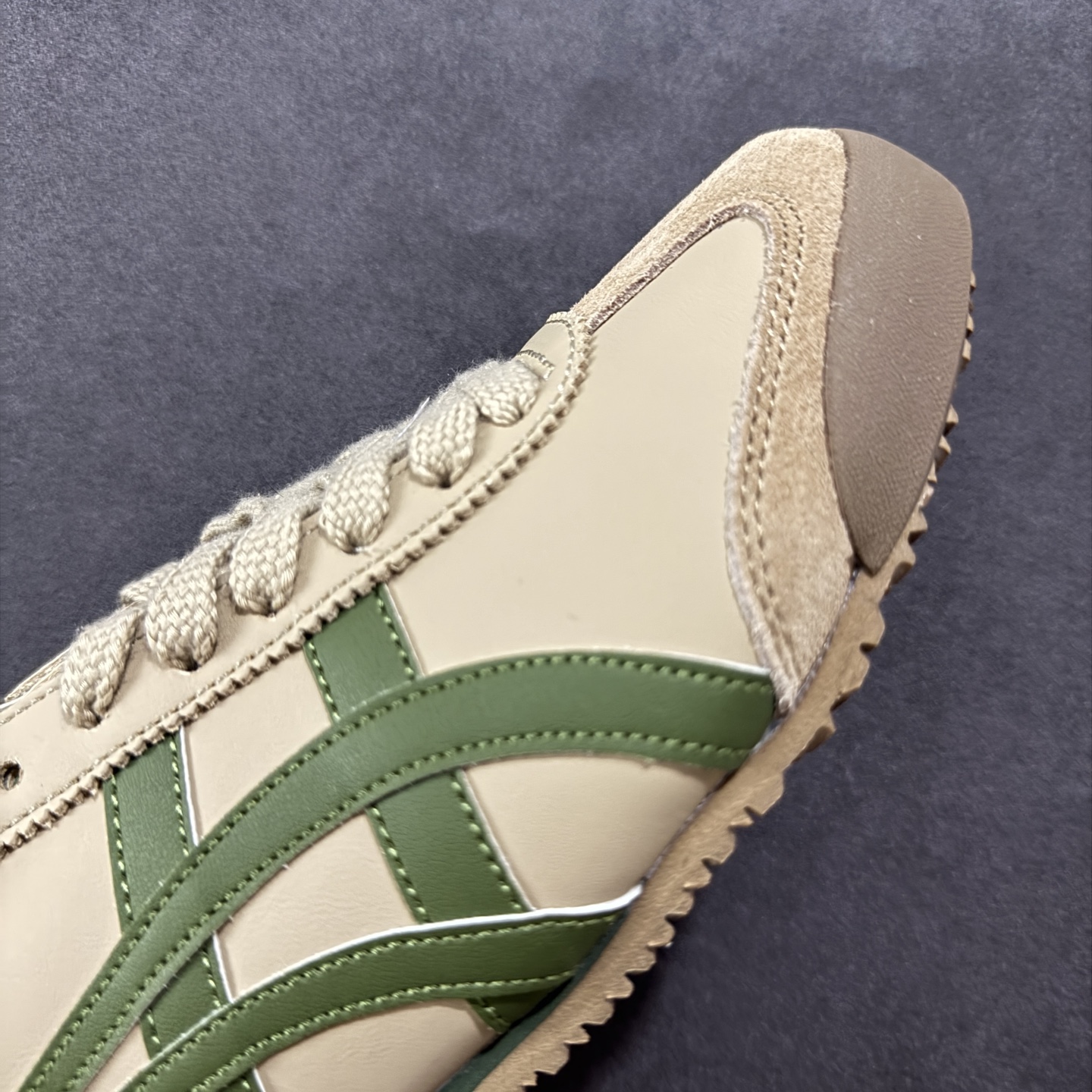 图片[5]-【公司级】Asics Onitsuka Tiger MEXICO 66 亚瑟士鬼冢虎复古经典板鞋 每个配色均购入原鞋校对 真正原厂头层牛皮 如假包赔 纹路、色泽、皮心颜色 质感百分百还原 海外订单工厂出品 超成熟稳定的做工品控 原装全套纸板楦头开发 原汁原味 完美呈现版型 私模正确鞋底咬花纹路 一比一鞋头弧度高度鞋身弧度 绝不口嗨 细节品控鞋型随意秒杀市面 原档咬花纹路私模大底 一个单元有六个三角形 总体形拼接呈现花瓣状 官方四联吊牌 原装Ortholite轻量化鞋垫 原盒原配 质保卡 说明书 钢印防尘纸 纸板中底带钢印 乳胶组合鞋垫 支持全方位的对比专柜 产品从款式颜色造型上体现出追求舒适和细节的完美 鞋类更是推崇手工制作的严谨与完美 融舒适性与可穿性的设计风格 注重细节的完美和别致魅力 既保持稳重 又不失轻松的时尚感 货号：DL408-0490 尺码：36 37 38 39 40.5 41.5 42 43.5 44 45-选品中心