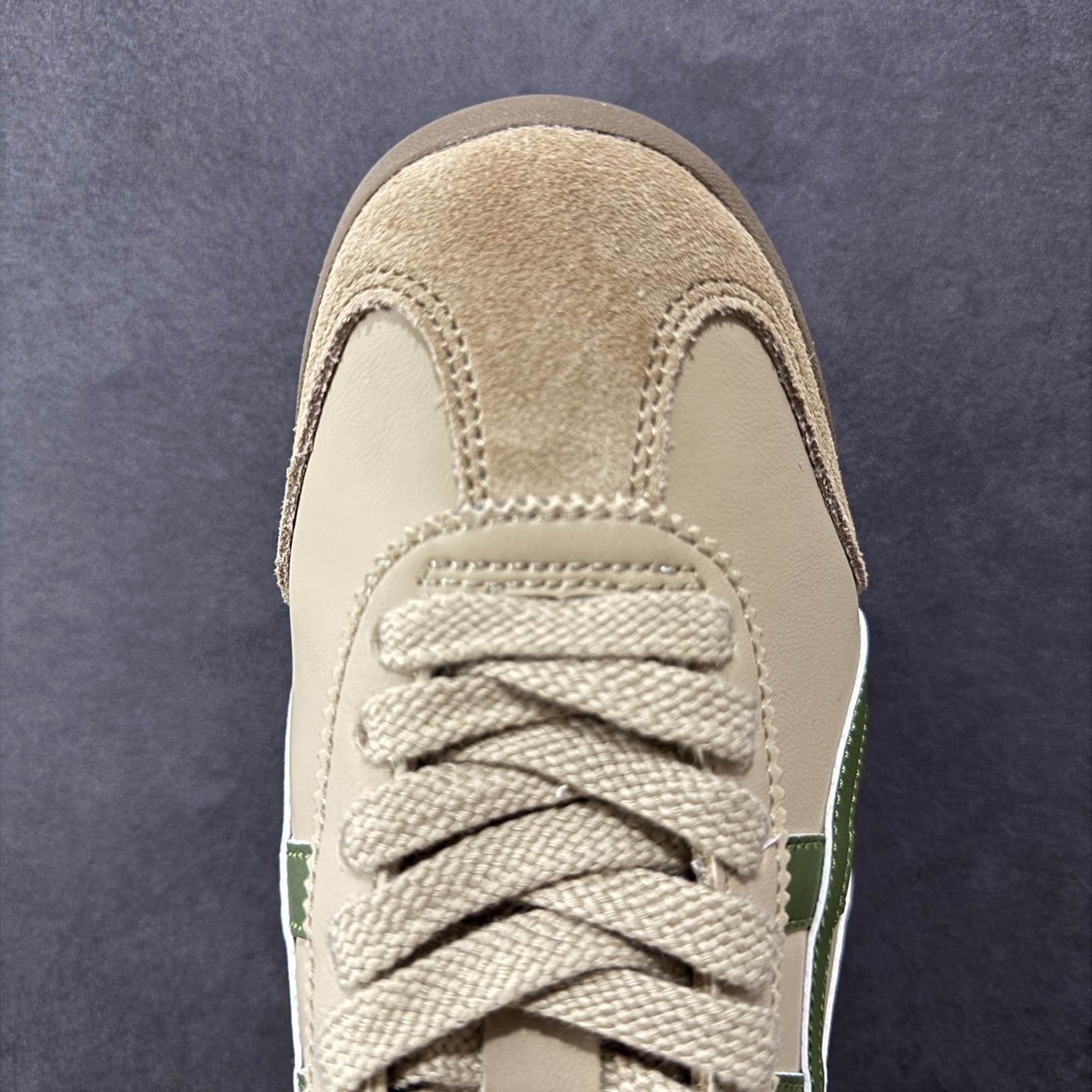 图片[8]-【公司级】Asics Onitsuka Tiger MEXICO 66 亚瑟士鬼冢虎复古经典板鞋 每个配色均购入原鞋校对 真正原厂头层牛皮 如假包赔 纹路、色泽、皮心颜色 质感百分百还原 海外订单工厂出品 超成熟稳定的做工品控 原装全套纸板楦头开发 原汁原味 完美呈现版型 私模正确鞋底咬花纹路 一比一鞋头弧度高度鞋身弧度 绝不口嗨 细节品控鞋型随意秒杀市面 原档咬花纹路私模大底 一个单元有六个三角形 总体形拼接呈现花瓣状 官方四联吊牌 原装Ortholite轻量化鞋垫 原盒原配 质保卡 说明书 钢印防尘纸 纸板中底带钢印 乳胶组合鞋垫 支持全方位的对比专柜 产品从款式颜色造型上体现出追求舒适和细节的完美 鞋类更是推崇手工制作的严谨与完美 融舒适性与可穿性的设计风格 注重细节的完美和别致魅力 既保持稳重 又不失轻松的时尚感 货号：DL408-0490 尺码：36 37 38 39 40.5 41.5 42 43.5 44 45-选品中心