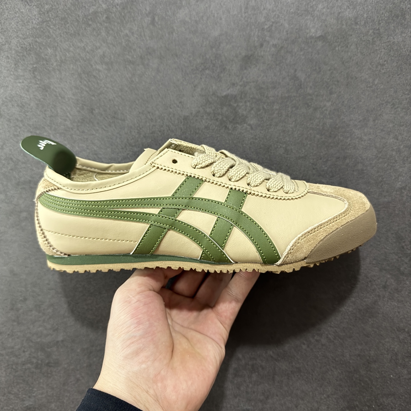 【公司级】Asics Onitsuka Tiger MEXICO 66 亚瑟士鬼冢虎复古经典板鞋 每个配色均购入原鞋校对 真正原厂头层牛皮 如假包赔 纹路、色泽、皮心颜色 质感百分百还原 海外订单工厂出品 超成熟稳定的做工品控 原装全套纸板楦头开发 原汁原味 完美呈现版型 私模正确鞋底咬花纹路 一比一鞋头弧度高度鞋身弧度 绝不口嗨 细节品控鞋型随意秒杀市面 原档咬花纹路私模大底 一个单元有六个三角形 总体形拼接呈现花瓣状 官方四联吊牌 原装Ortholite轻量化鞋垫 原盒原配 质保卡 说明书 钢印防尘纸 纸板中底带钢印 乳胶组合鞋垫 支持全方位的对比专柜 产品从款式颜色造型上体现出追求舒适和细节的完美 鞋类更是推崇手工制作的严谨与完美 融舒适性与可穿性的设计风格 注重细节的完美和别致魅力 既保持稳重 又不失轻松的时尚感 货号：DL408-0490 尺码：36 37 38 39 40.5 41.5 42 43.5 44 45-选品中心